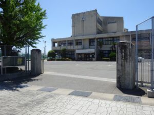 富田中学校まで約1500ｍ（徒歩約19分）