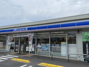 ローソン松山桑原三丁目店　570ｍ～590ｍ（徒歩8分）営業時間24時間営業　※最新の営業時間、年末年始、臨時休業日等々は店舗へお問合せください