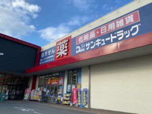 サンキュードラッグ綾羅木店まで約890ｍ（徒歩12分）／営業時間：9:00～21:00 店休日：原則無し