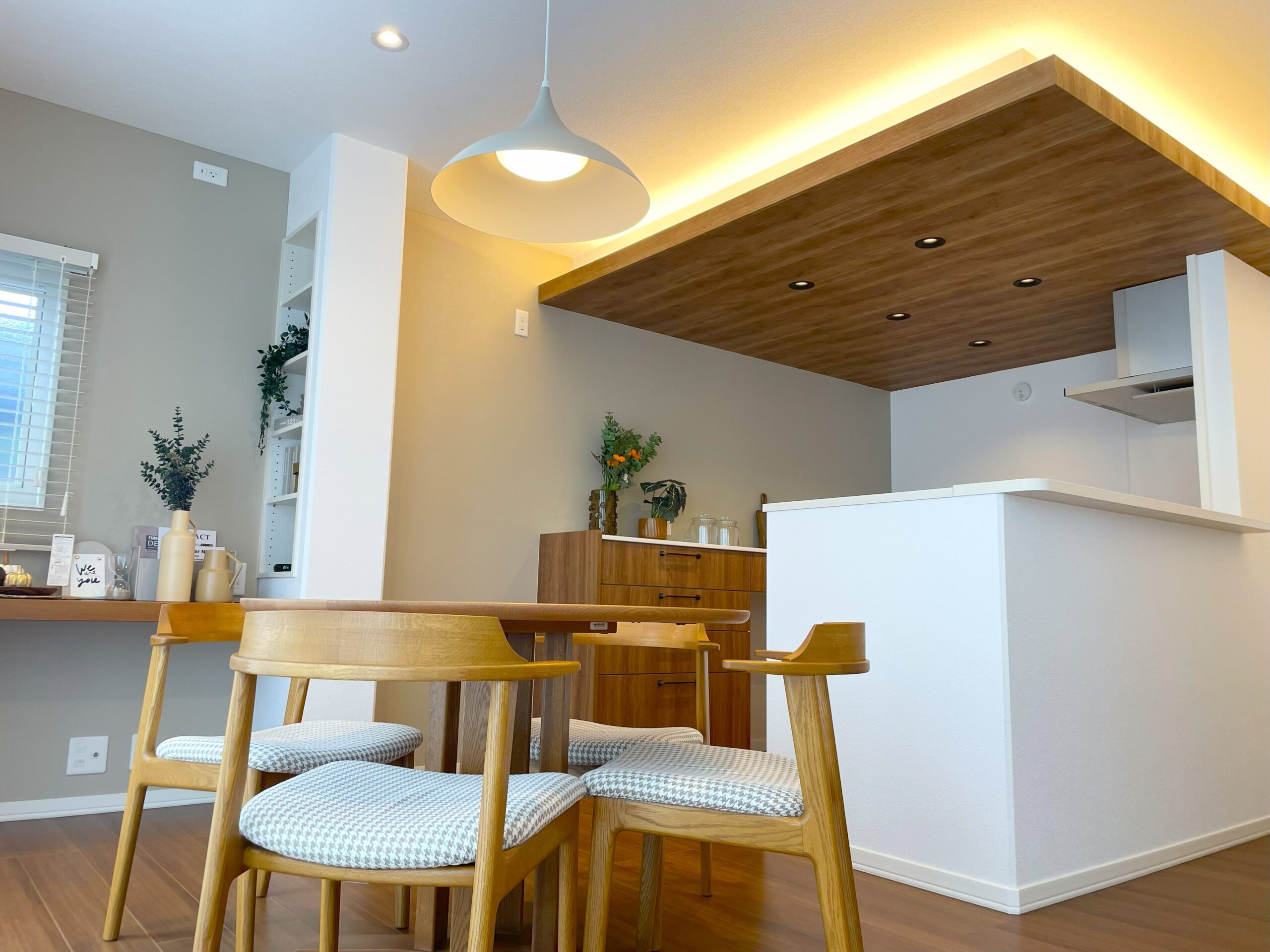 【ダイニング・キッチン】間接照明を採用したこだわりのキッチン