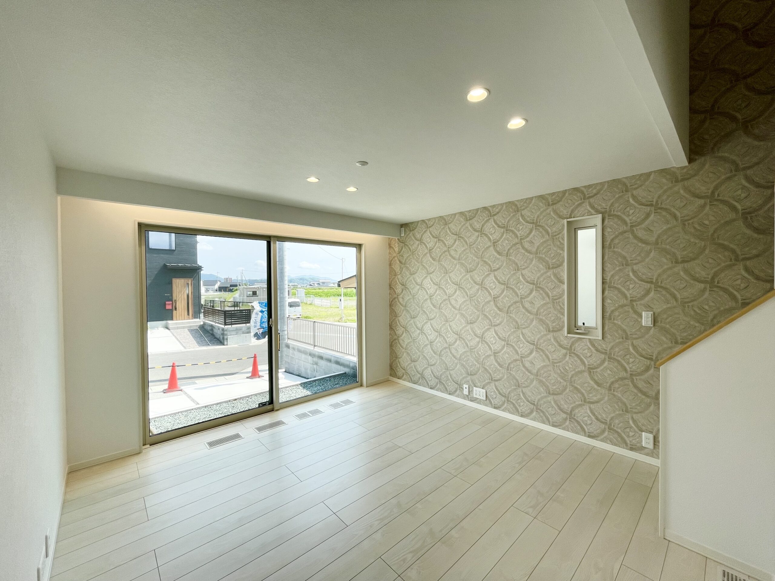 【リビング】大きな開口から太陽の光がたっぷり入ります。