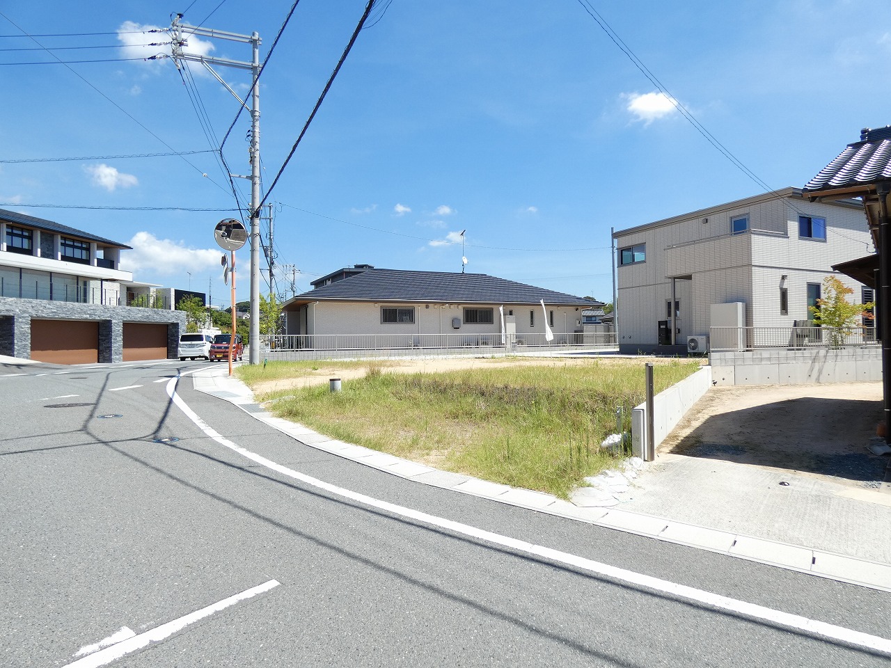 前面道路も広々です。