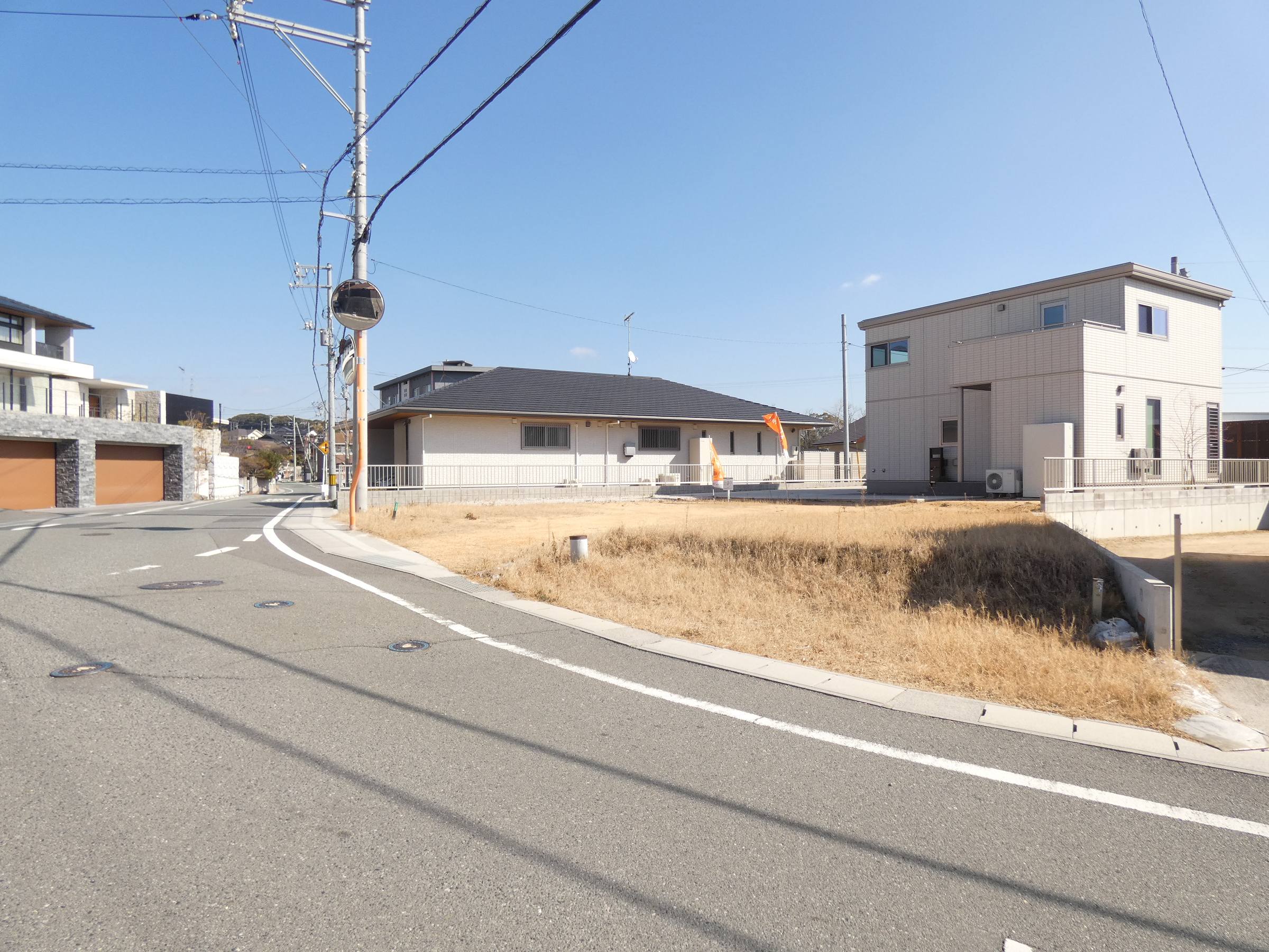 前面道路も広々です。