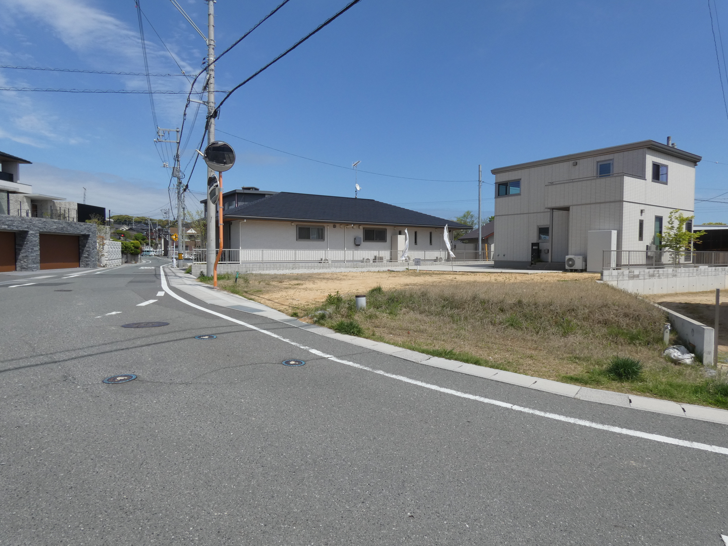 前面道路も広々です。