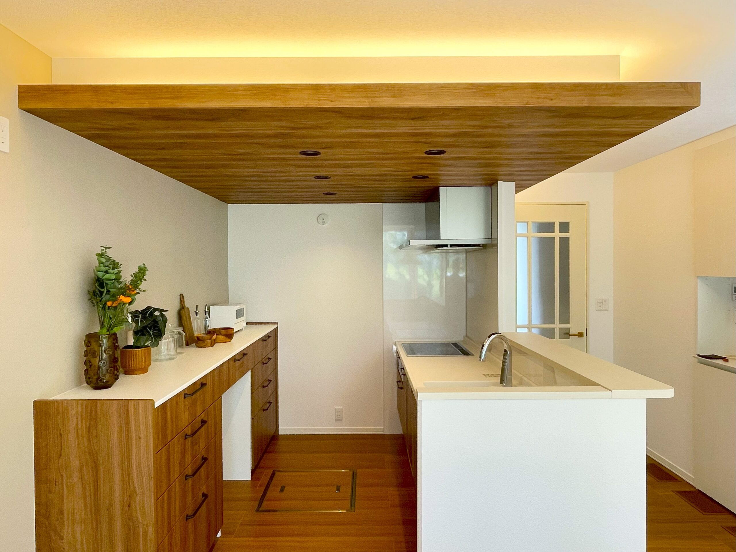 【キッチン】間接照明とダウンライトでオシャレに仕上げています