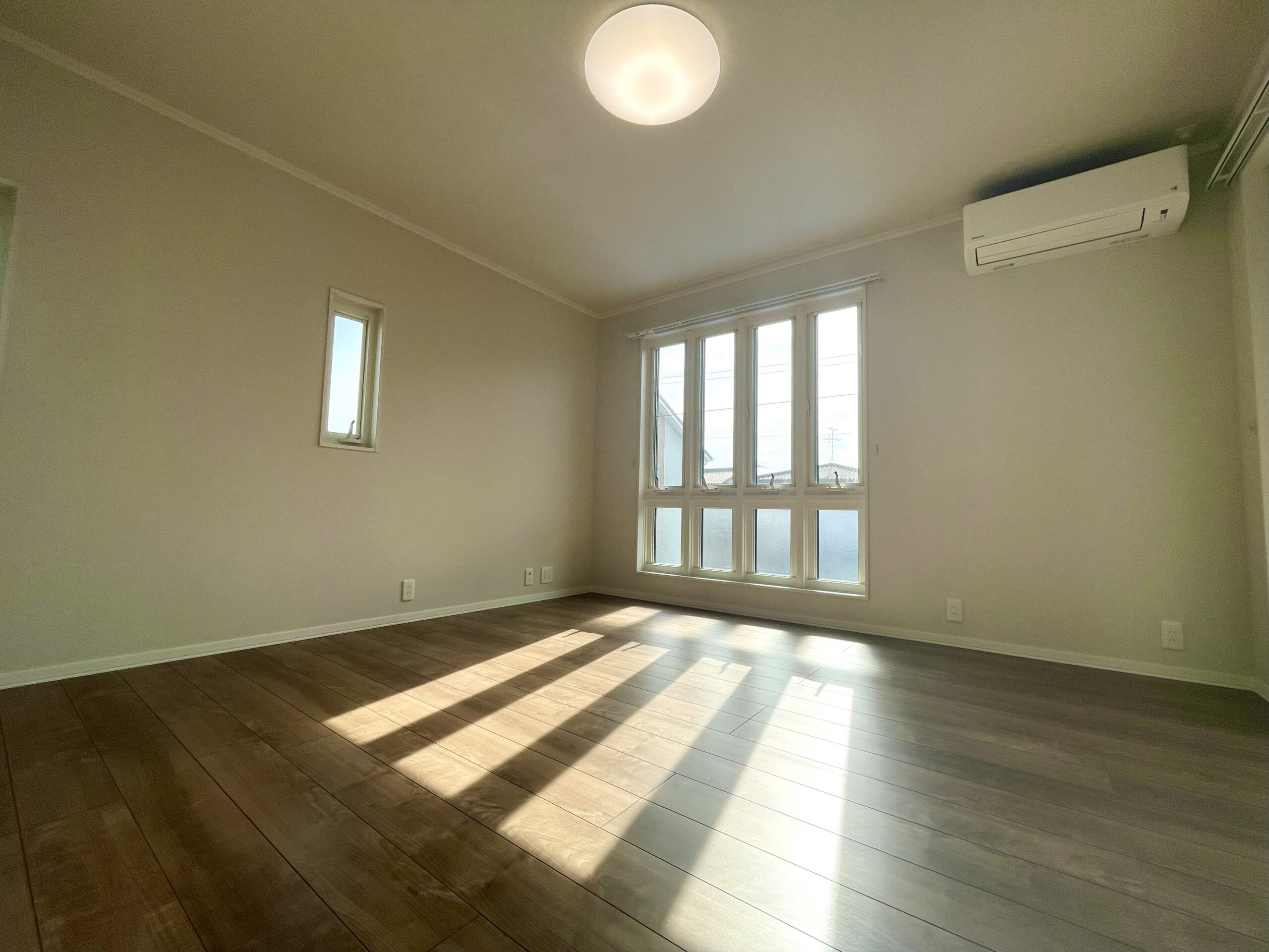 主寝室はエアコン付きです♪