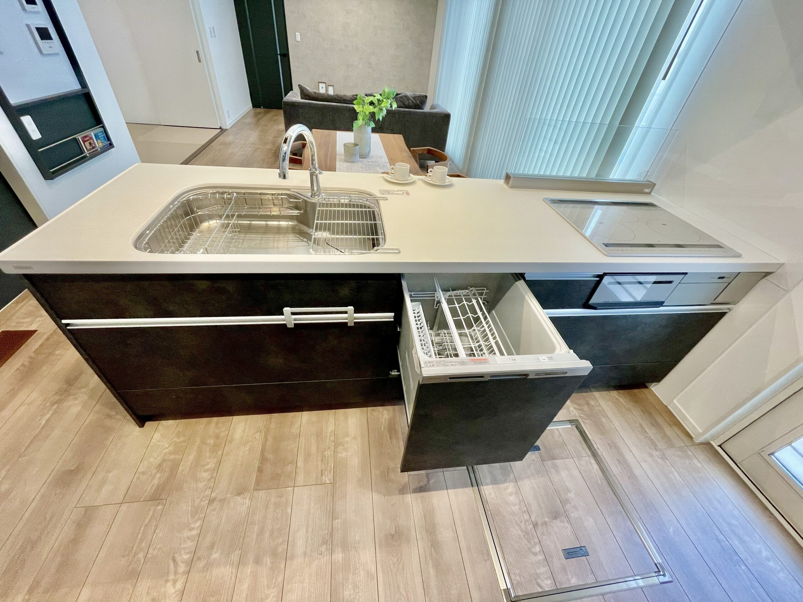 深型の食洗機で4人家族分も一度に洗えます♪