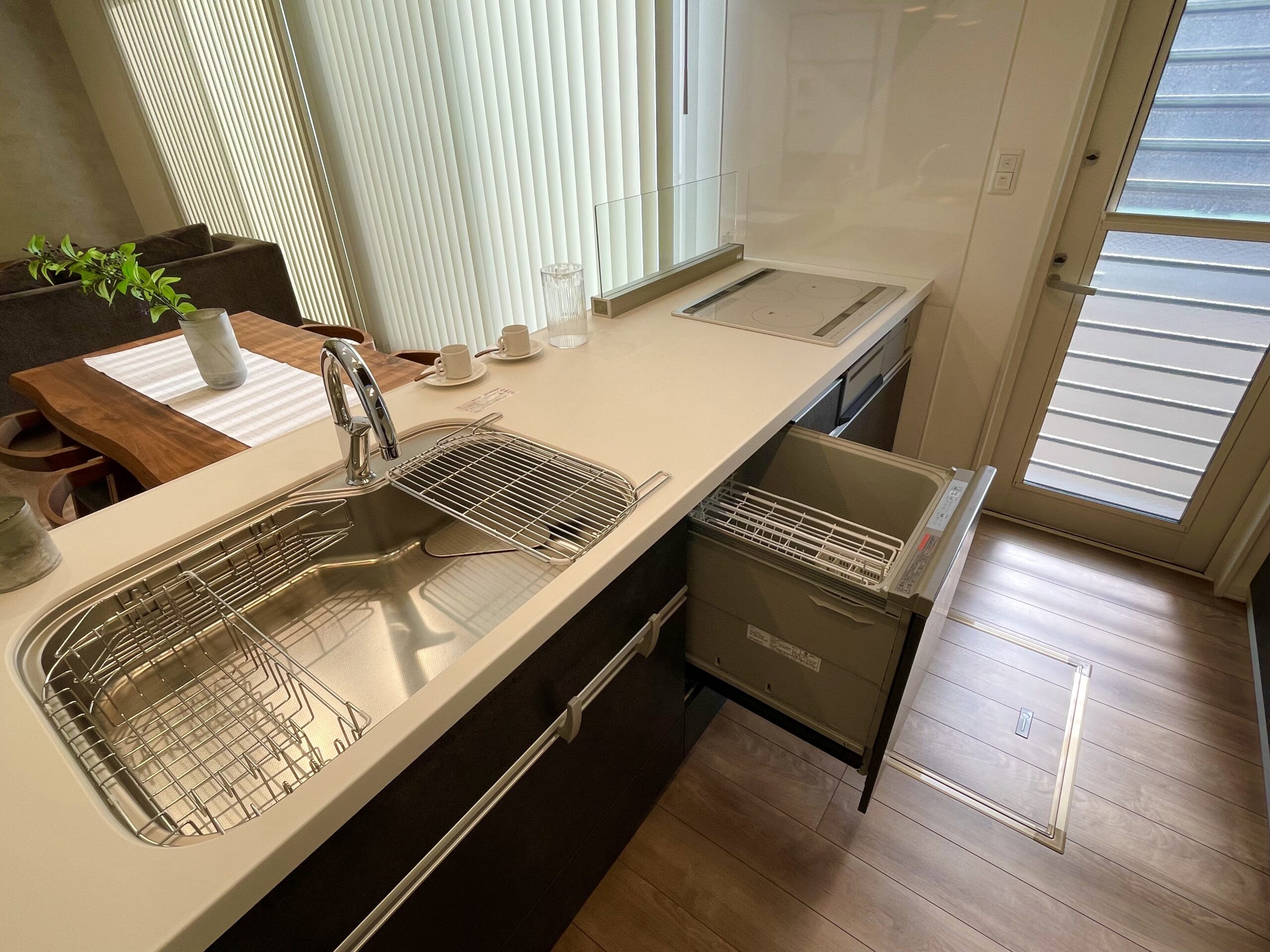 深型の食洗機で4人家族分も一度に洗えます♪