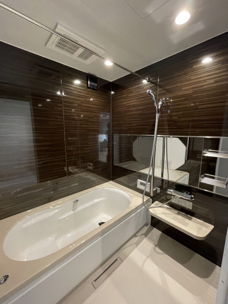 光沢のある壁で高級感のある浴室！浴室乾燥機付きです♪