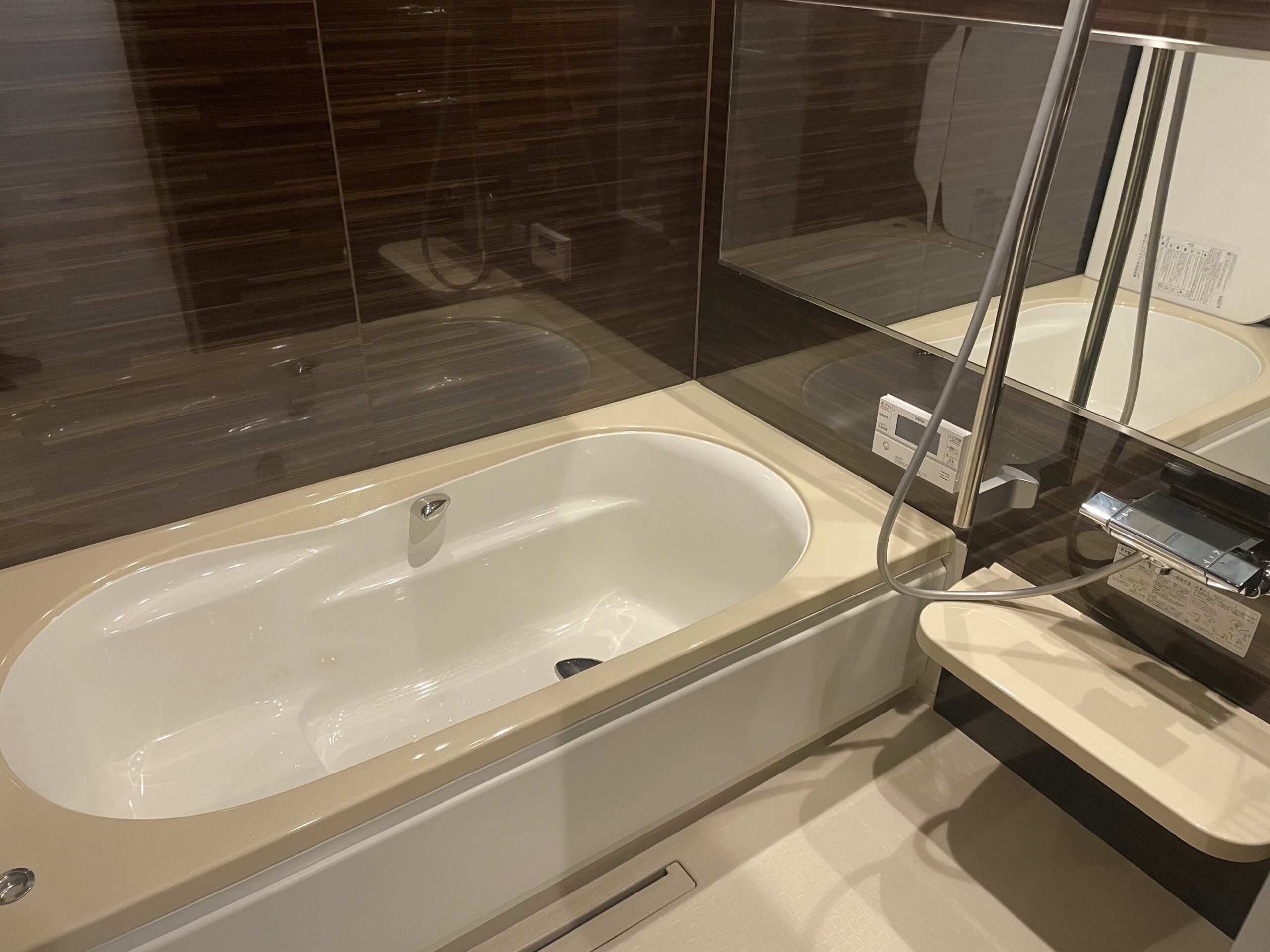 光沢のある壁で高級感のある浴室！浴室乾燥機付きです♪