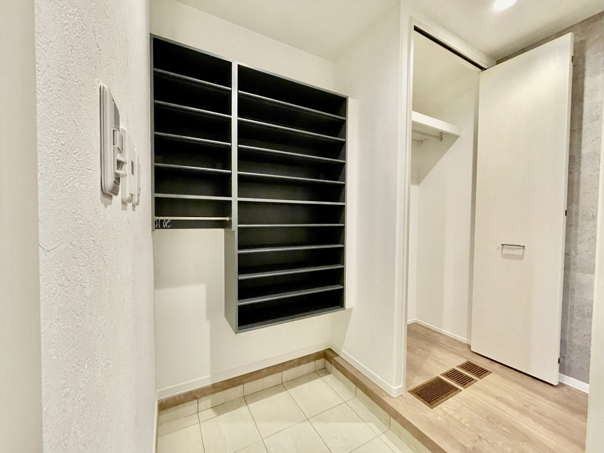 2way玄関で土間収納付きです♪