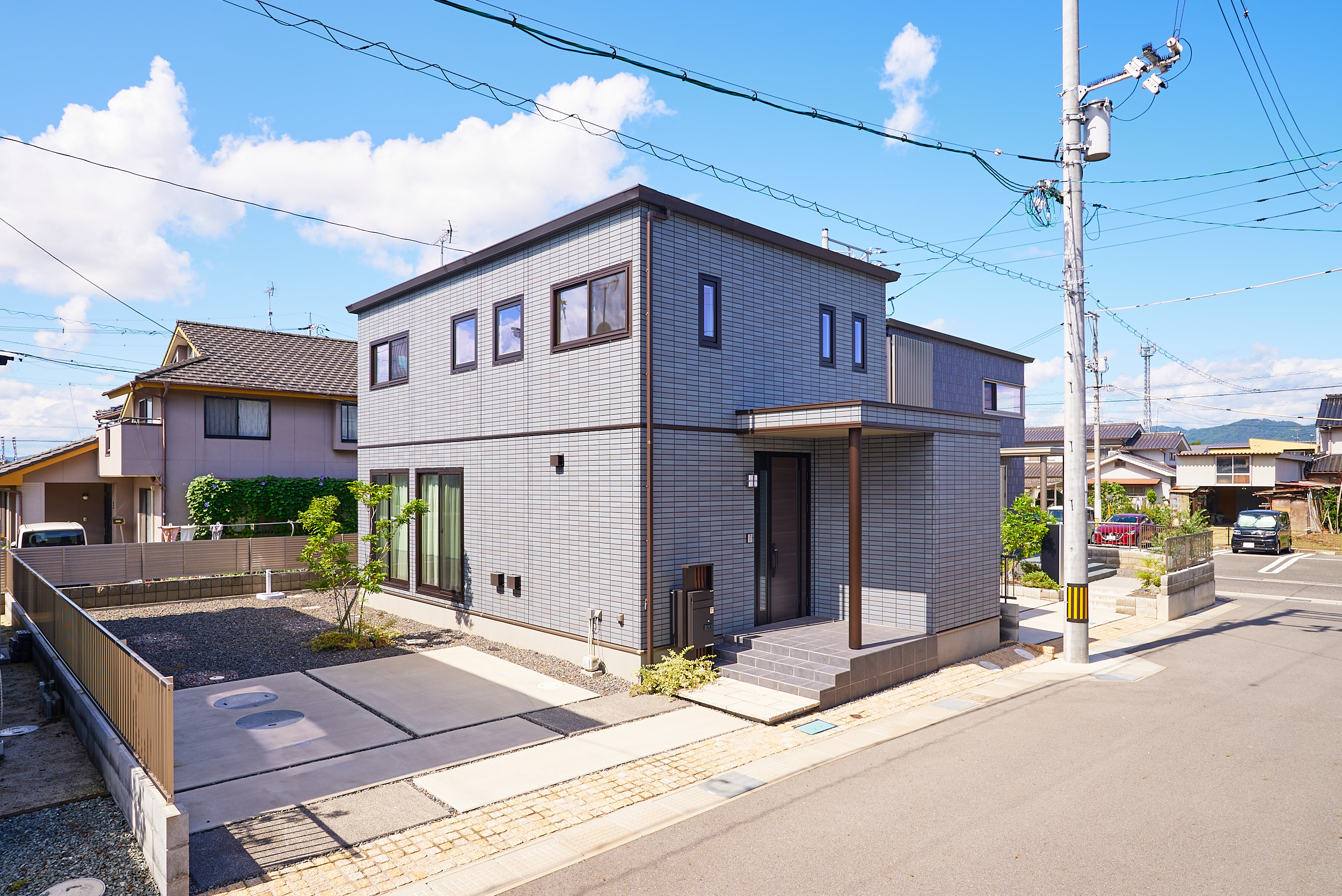 雨に濡れにくいゆったり玄関ポーチ+大人気の宅配BOX