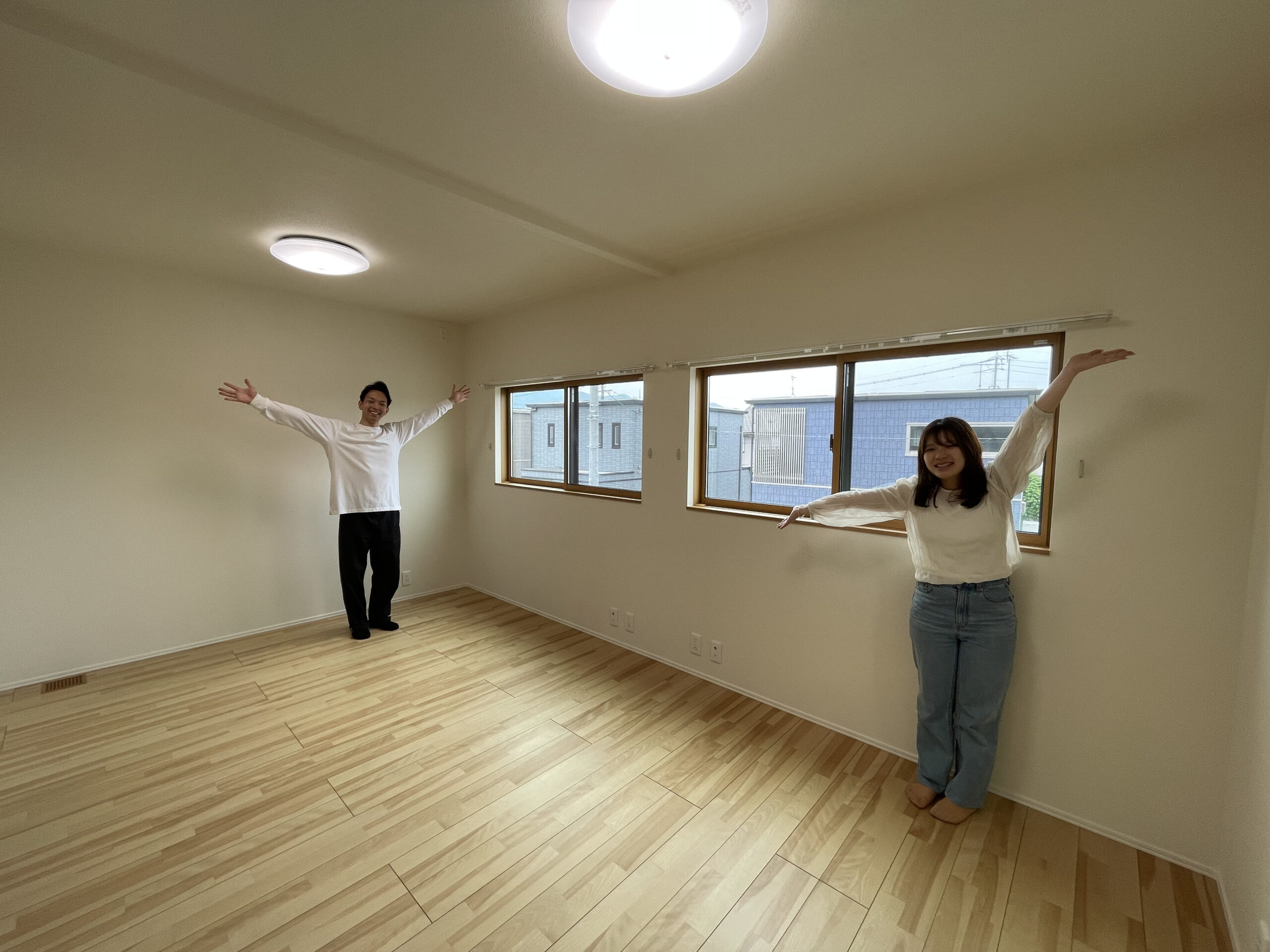 【リビング】開放感のある大きな窓を採用しています。