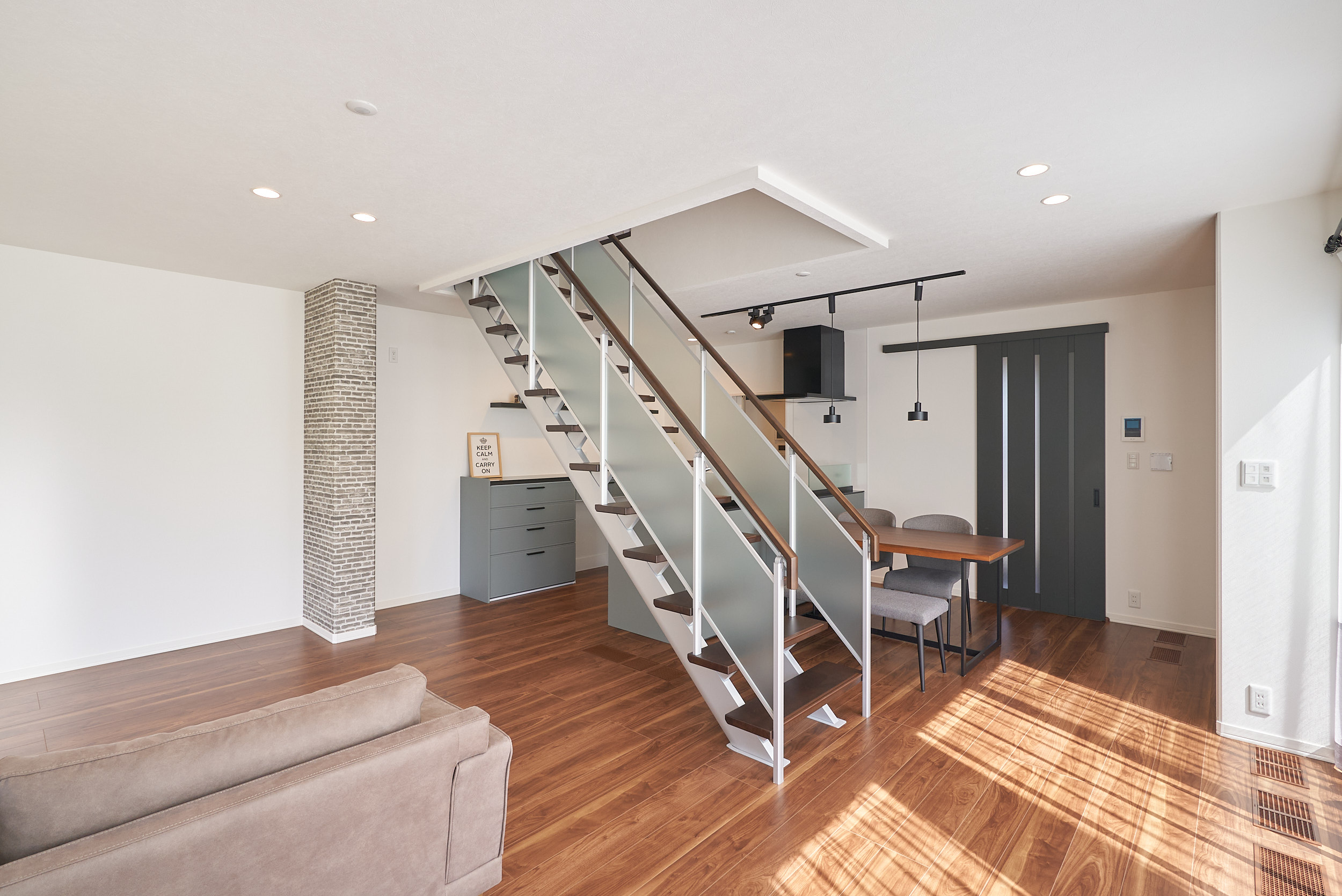 【階段】オープン階段が開放的な間取りです。※ＣＧ処理有