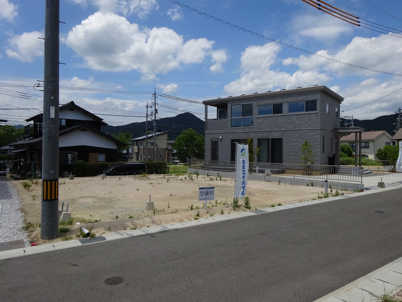 前面道路にもゆとりがあります。（2025.07撮影）