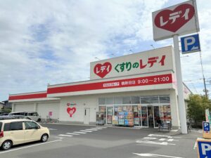 くすりのレディ　鶴新田店　350～360ｍ（徒歩5分）