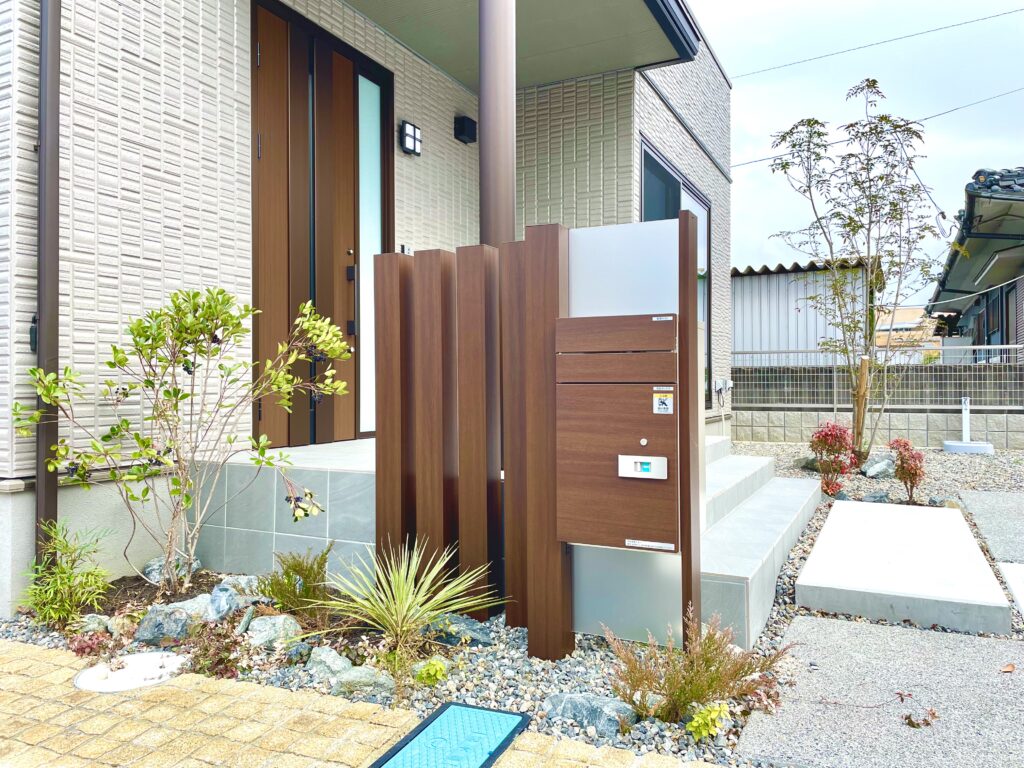 【宅配BOX】木調デザインで合わせた便利な宅配BOX付です。