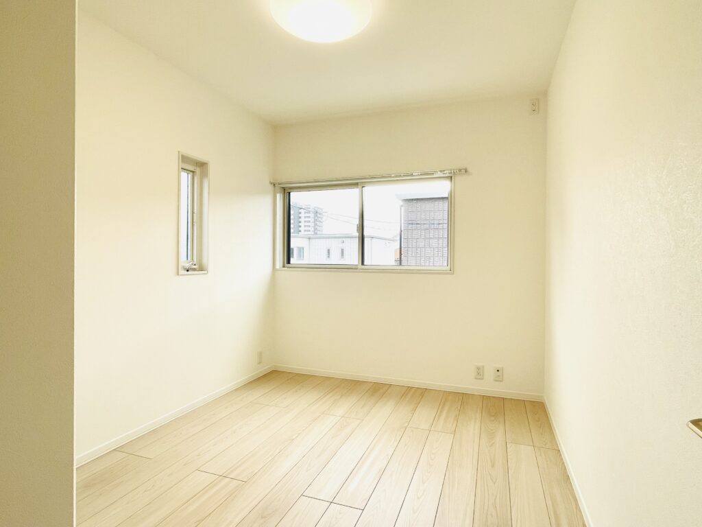 【洋室】4.9畳の部屋が2部屋ございます。