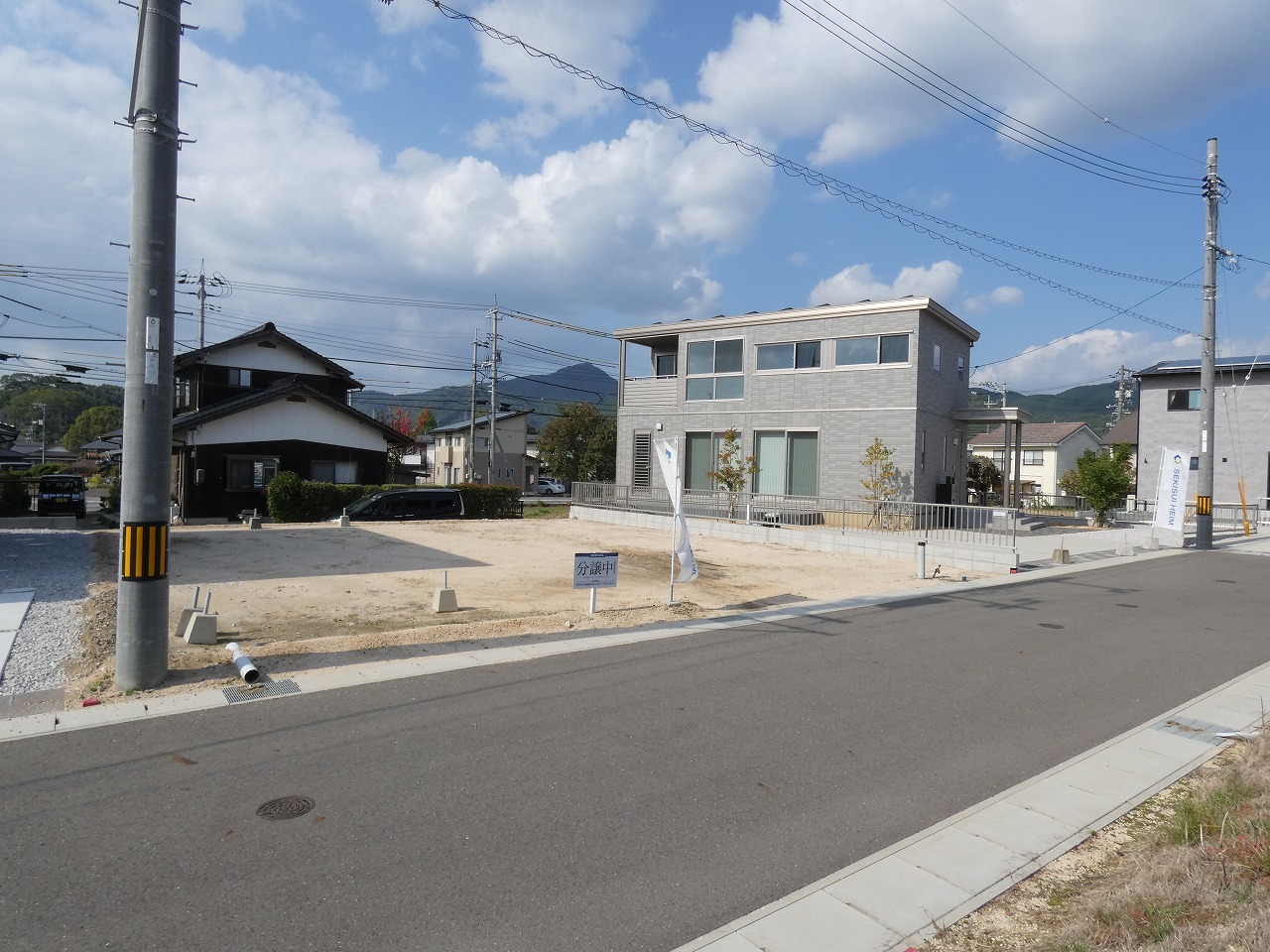 前面道路にもゆとりがあります。（2025.11撮影）