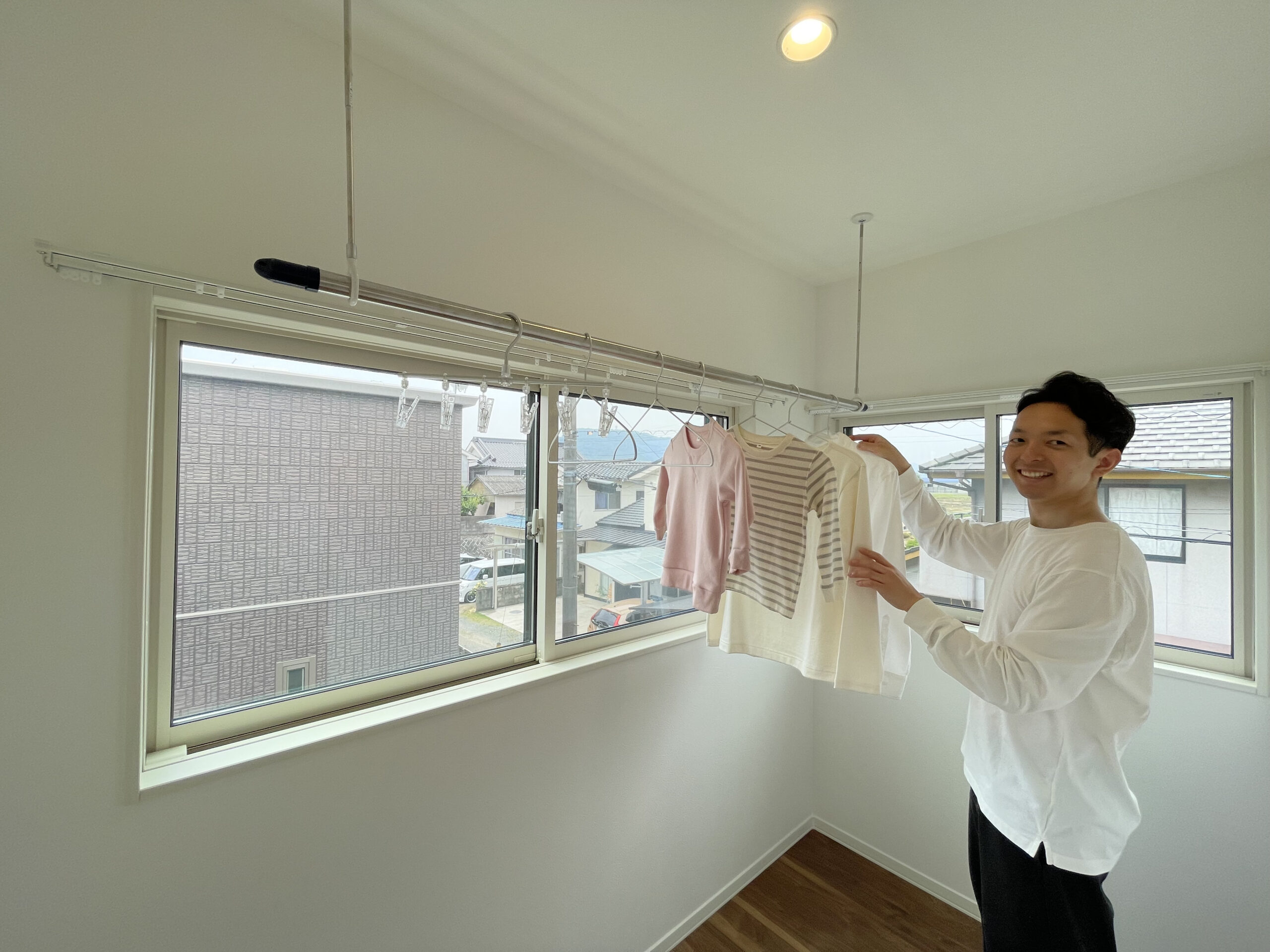 【サンルーム】雨の日には室内干しが可能です。