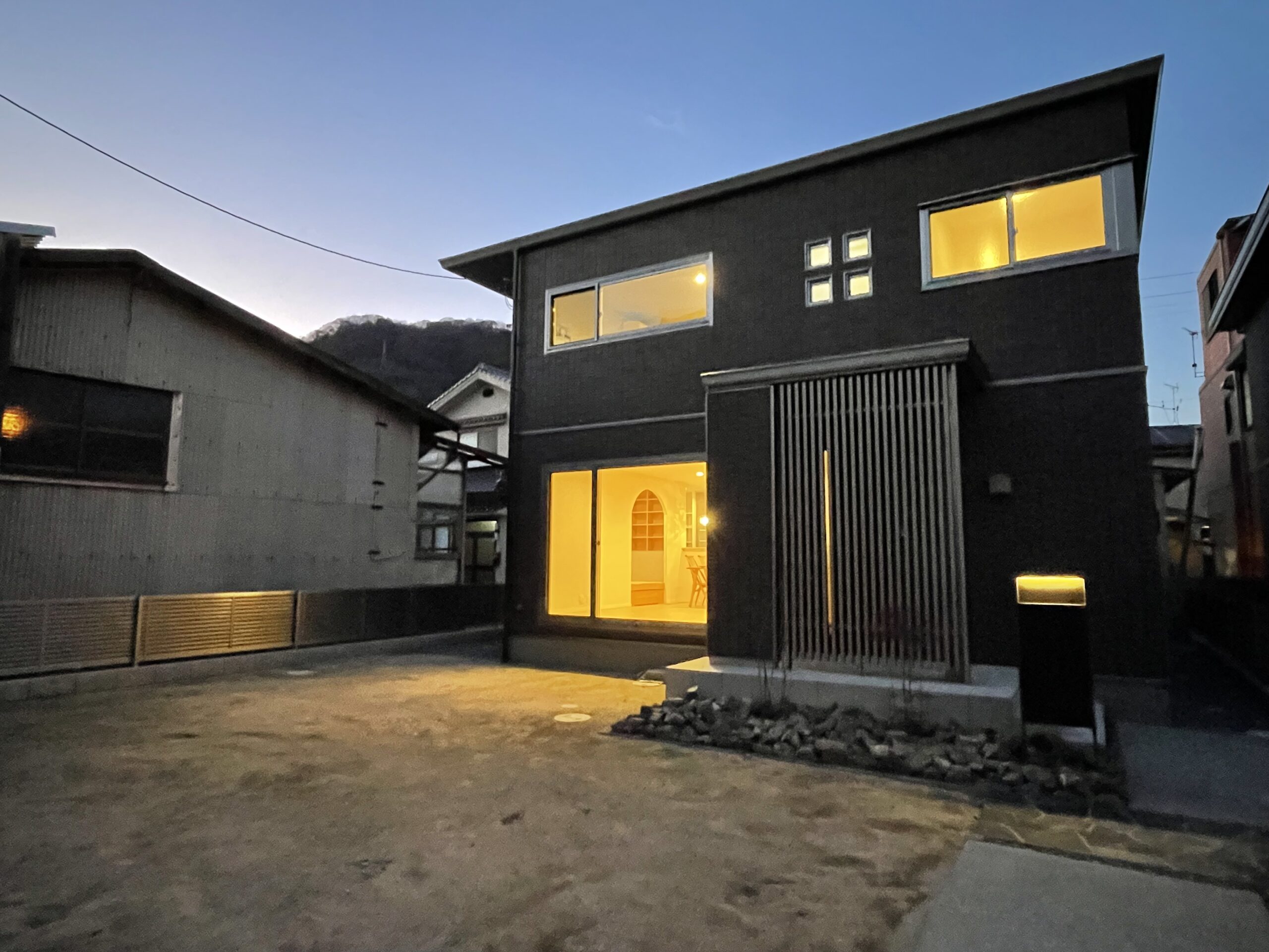 外観写真(夜)　※2025年10月1日撮影