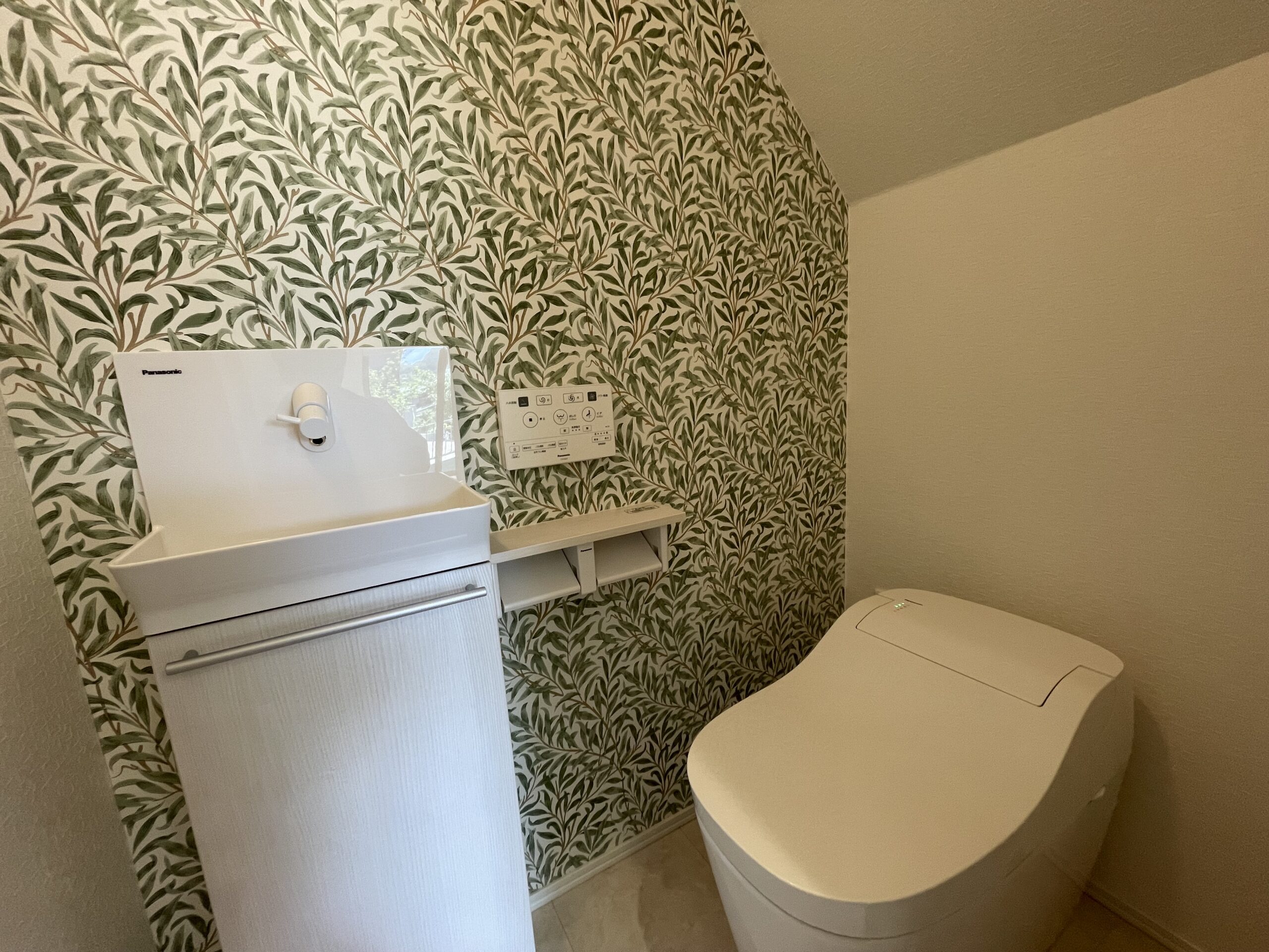 アクセントクロスが魅力的なトイレです。（2025.08撮影）