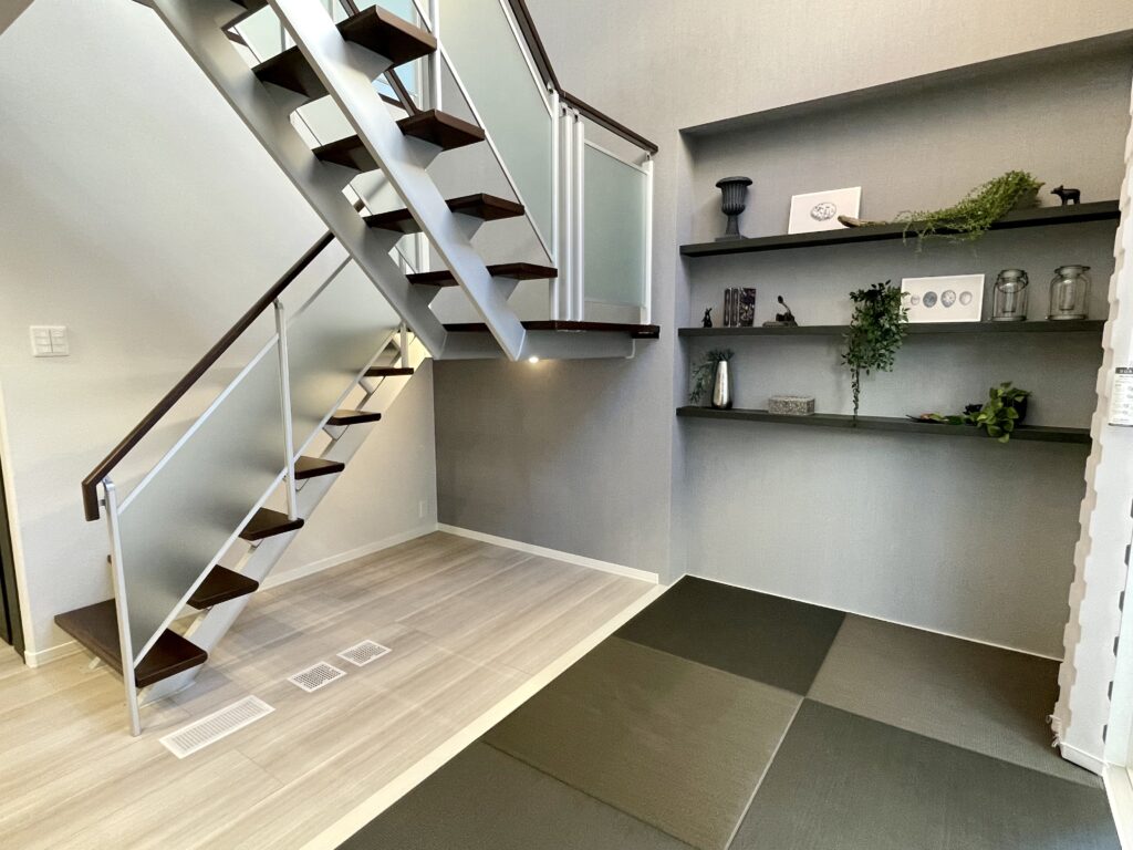 吹抜けを兼ねた階段横には３畳の明るい畳スペースを設置