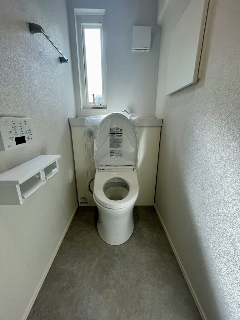 リモコン操作のウォシュレット付きトイレです