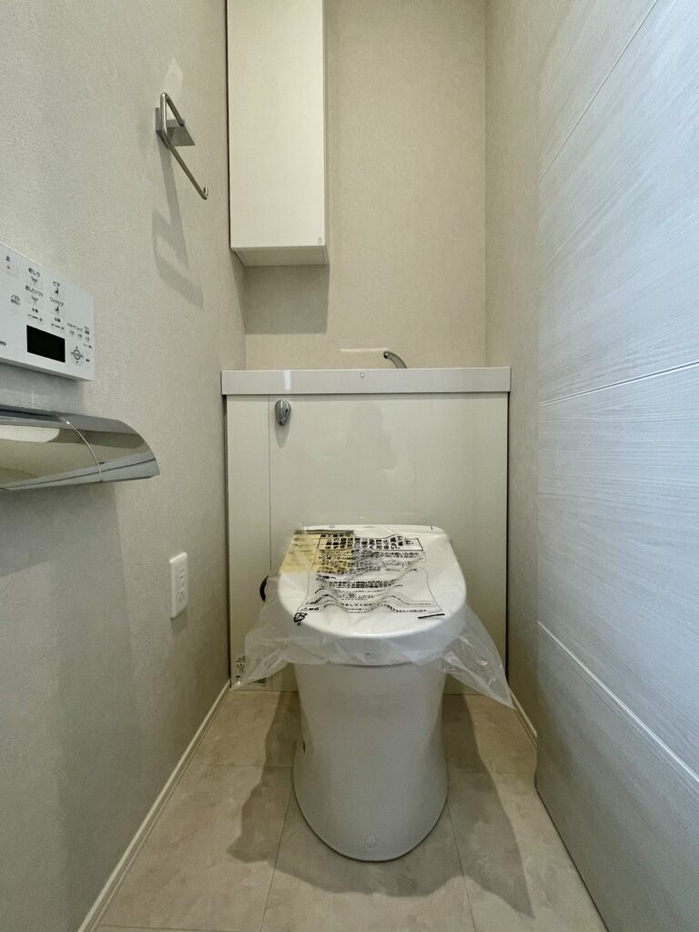 【トイレ】リモコン操作のウォシュレット付きトイレです。