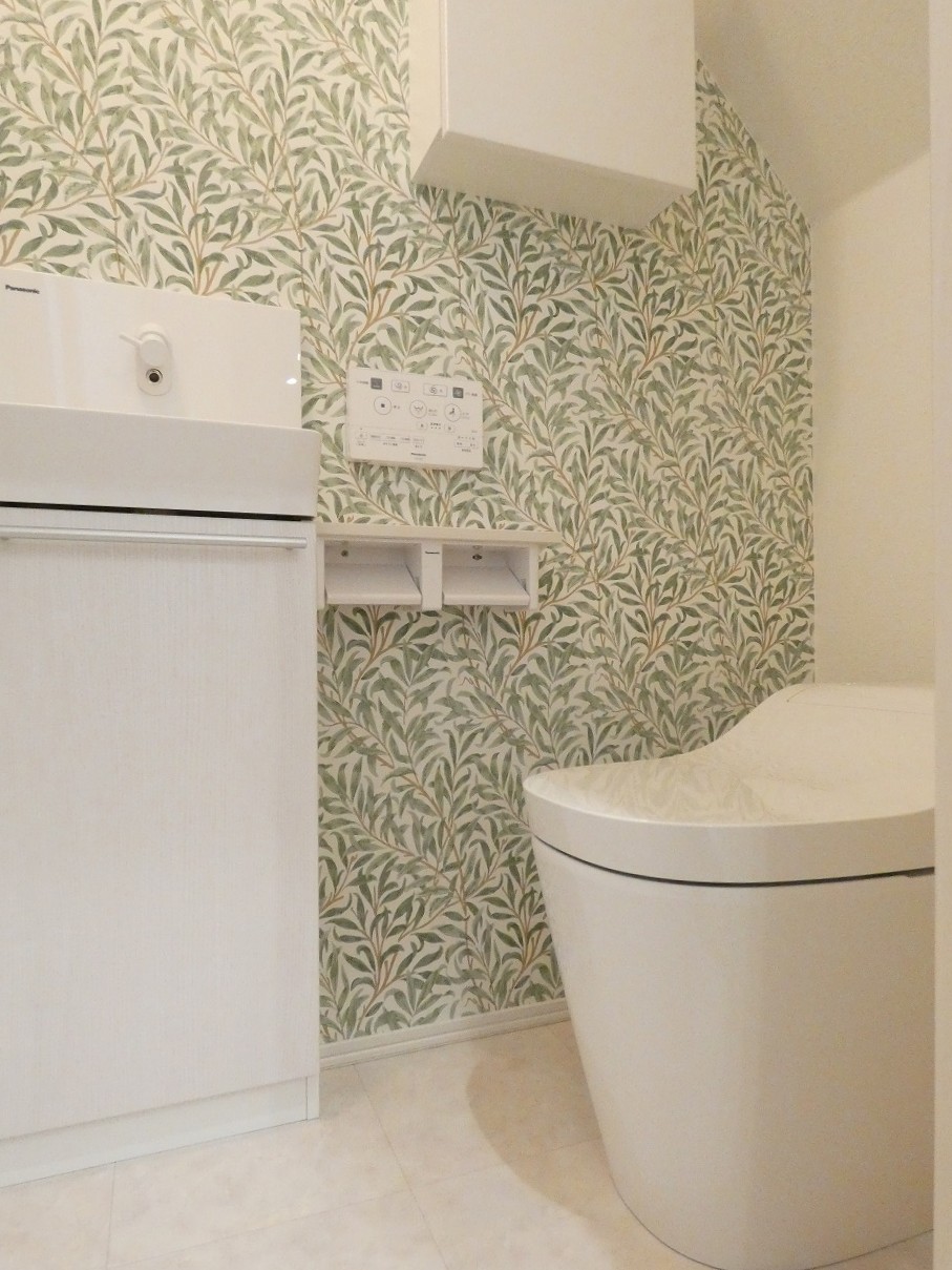 アクセントクロスが魅力的なトイレです。（2025.08撮影）