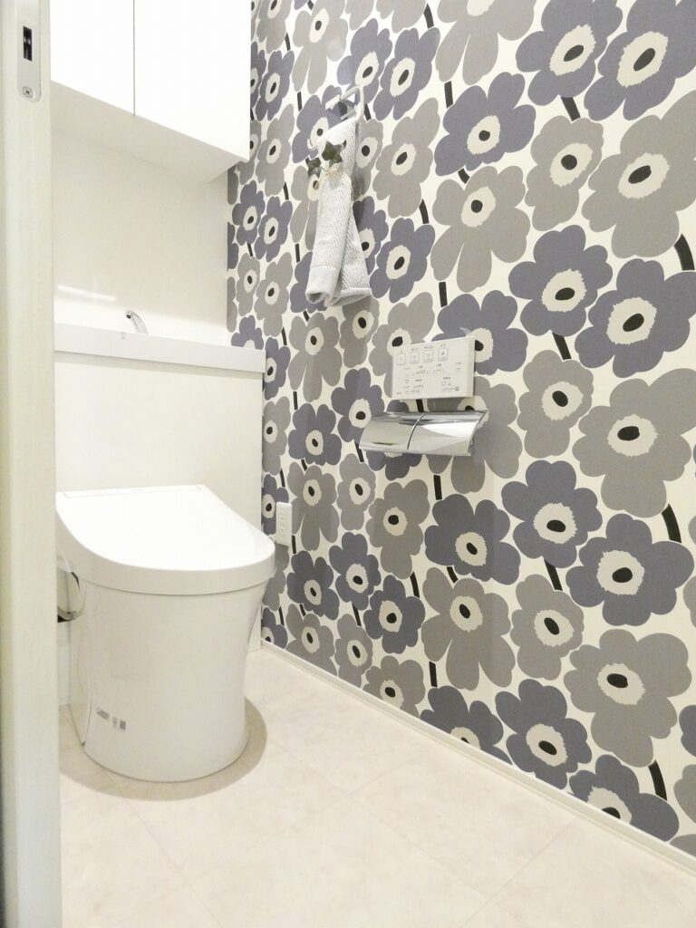 かわいらしい壁紙を採用したトイレです。