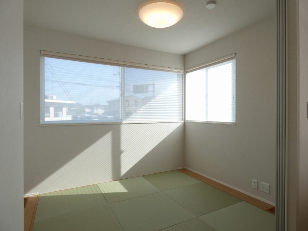 和室はコーナー開口で明るい日差しが差し込みます。