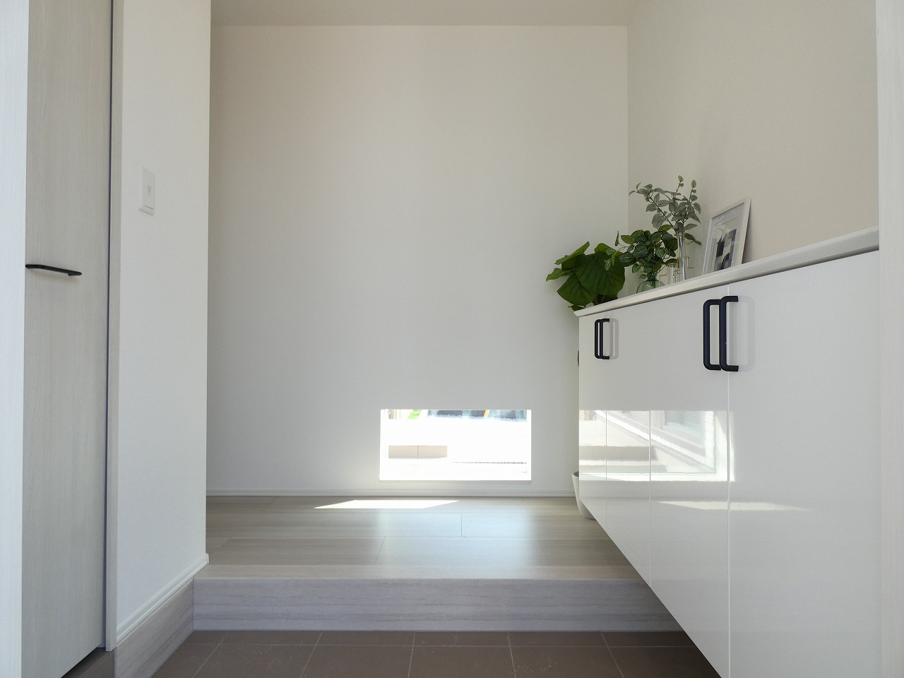 雪見窓から光が差し込む玄関です！（2025.11撮影）