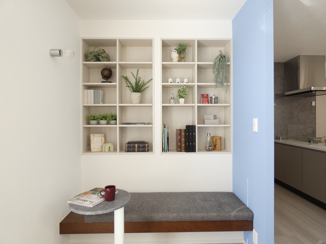 ベンチと棚は読書にぴったりです！（2025.11撮影）