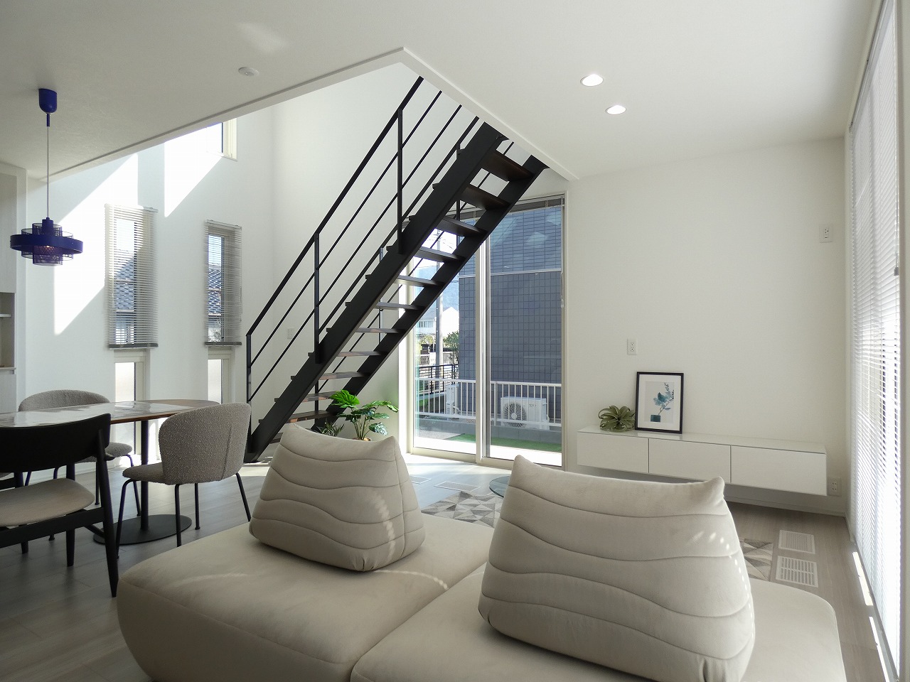 大開口と吹抜けで明るいＬＤＫです。（2025.11撮影）