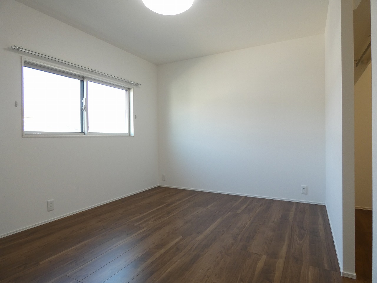 落ち着いた雰囲気の主寝室です。（2025.11撮影）