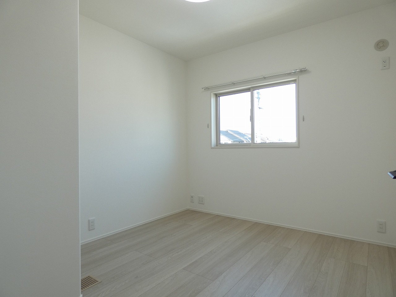 明るい洋室です。（2025.11撮影）