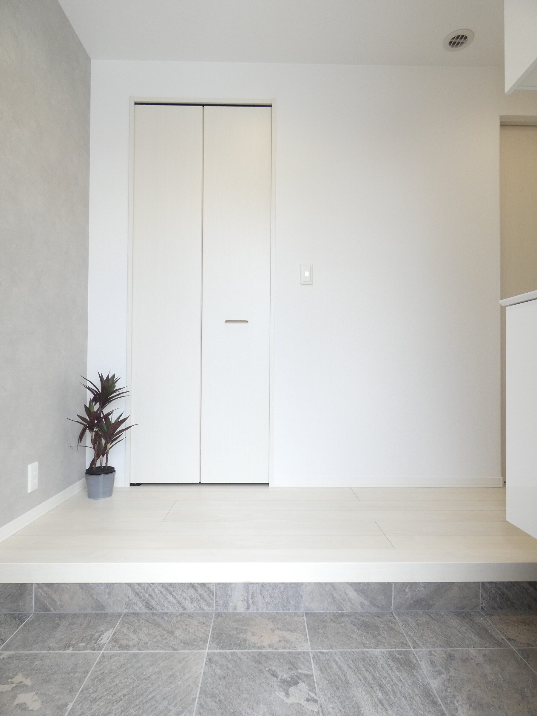 玄関は収納カウンター付きです。（2026.3撮影）