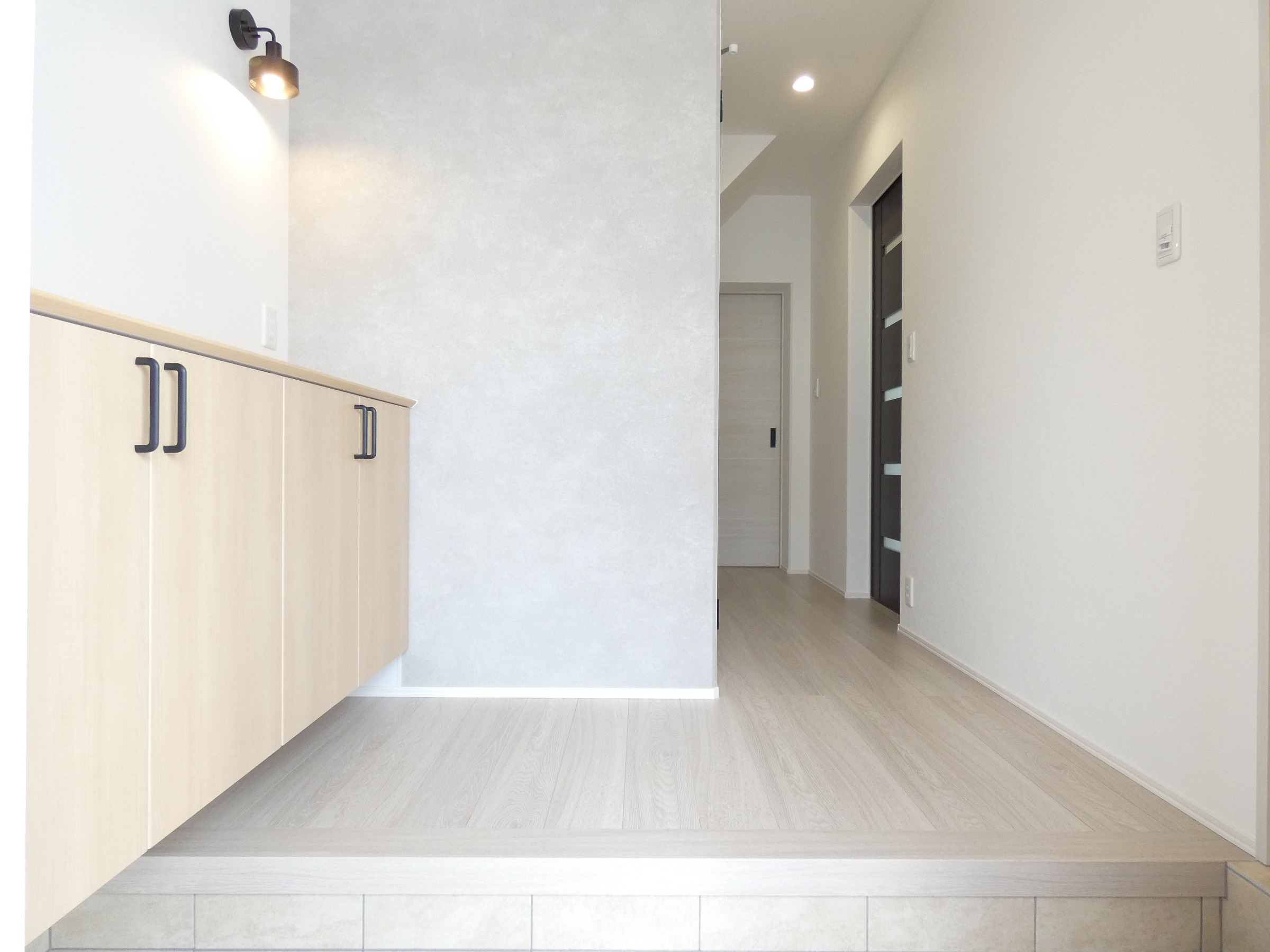 収納カウンター付きの玄関です。（2026.3撮影）