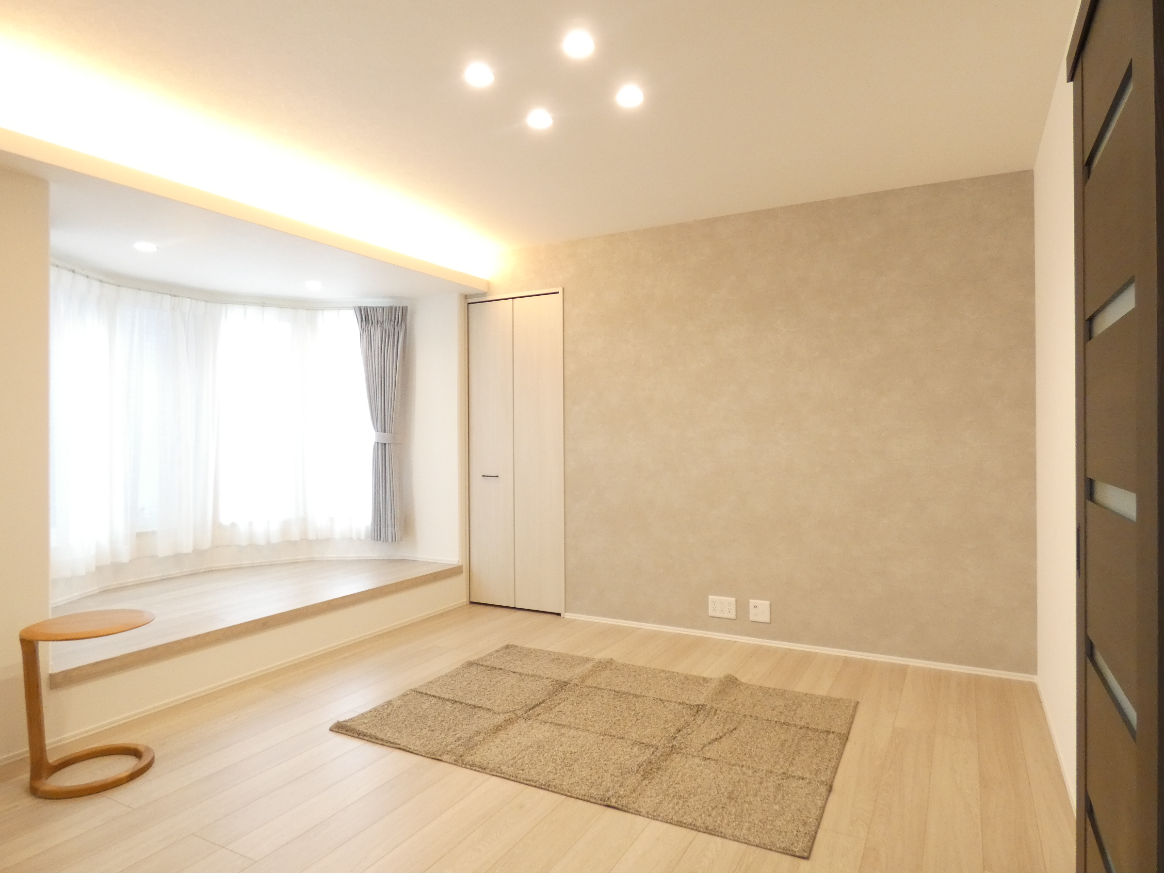 ボウウインドウ付きのLDKです！（2026.3撮影）