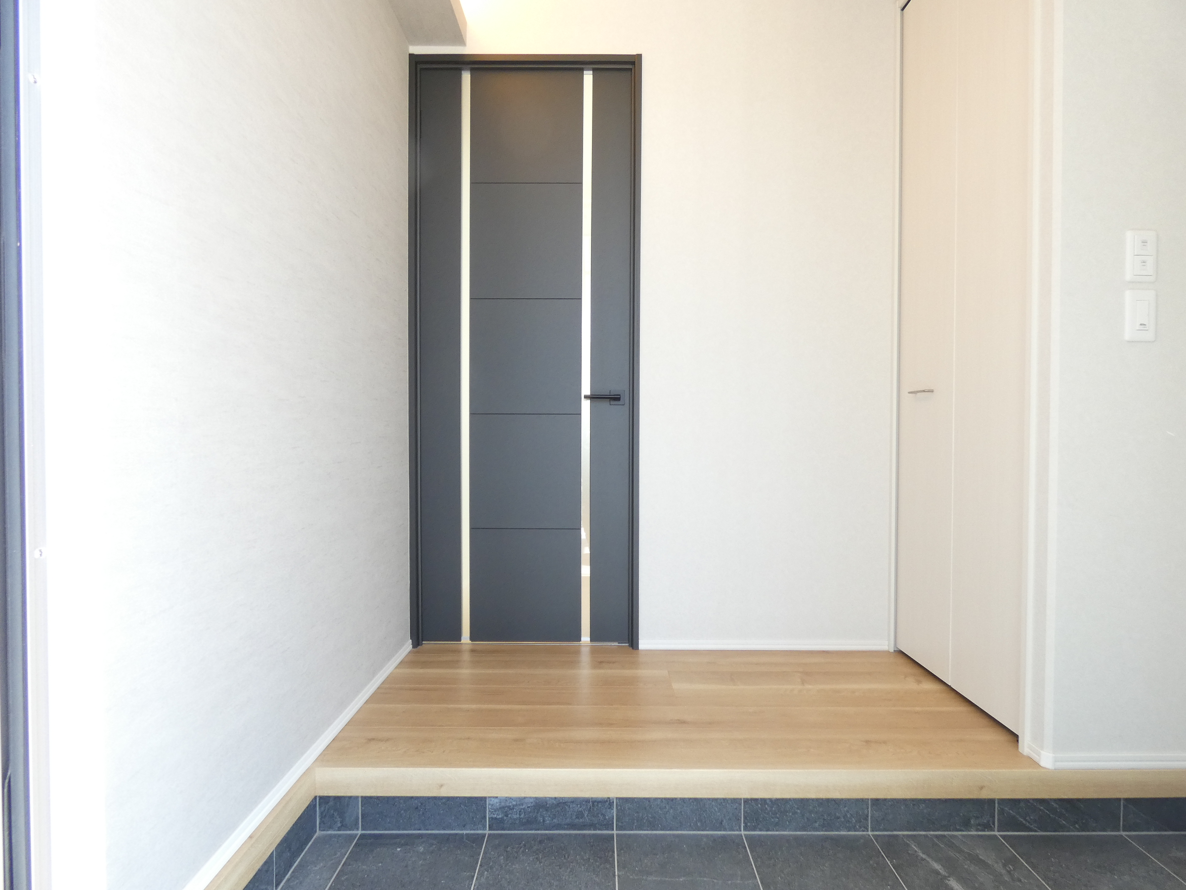 光に包まれる広々とした玄関です。（2026.4撮影）