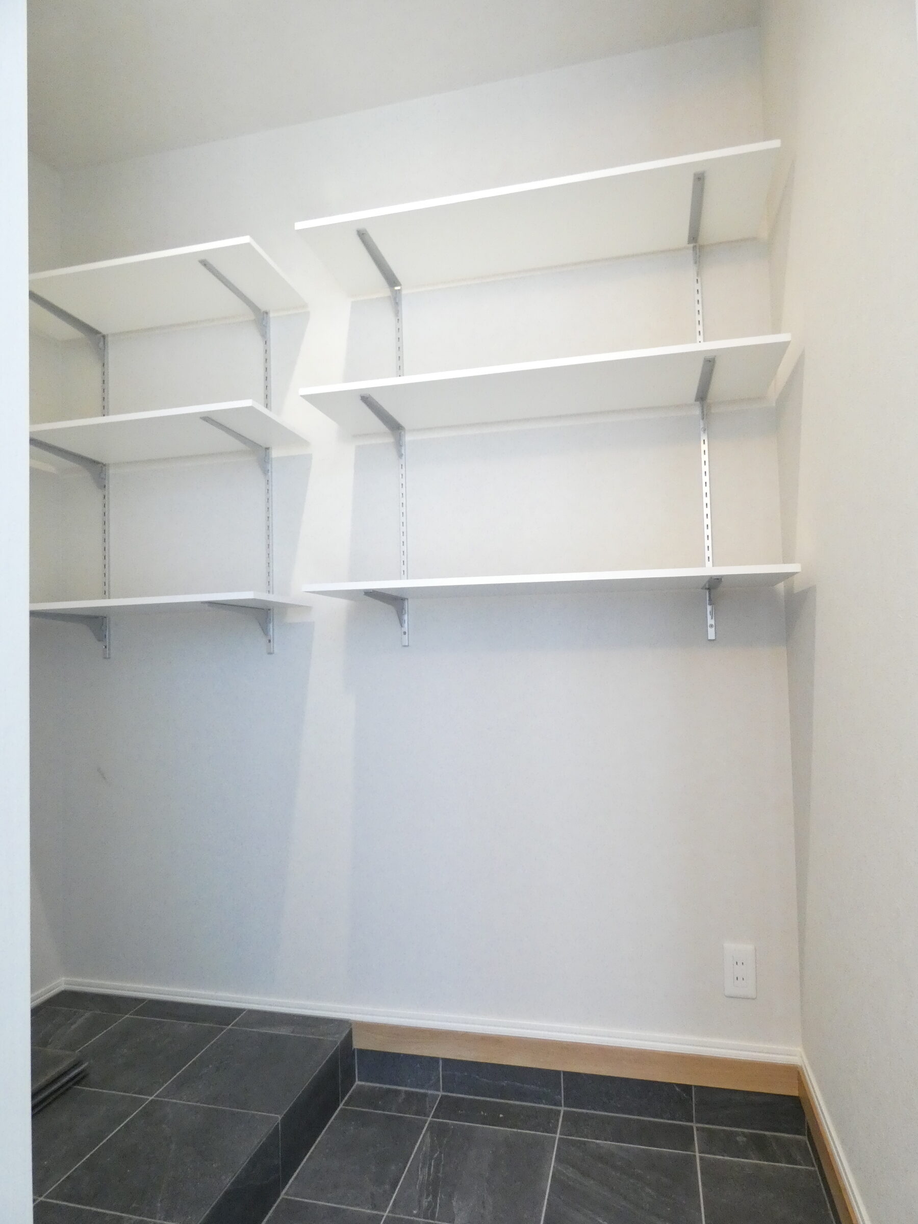 生活感の出やすい玄関が片付くタタキ納戸（2026.4撮影）