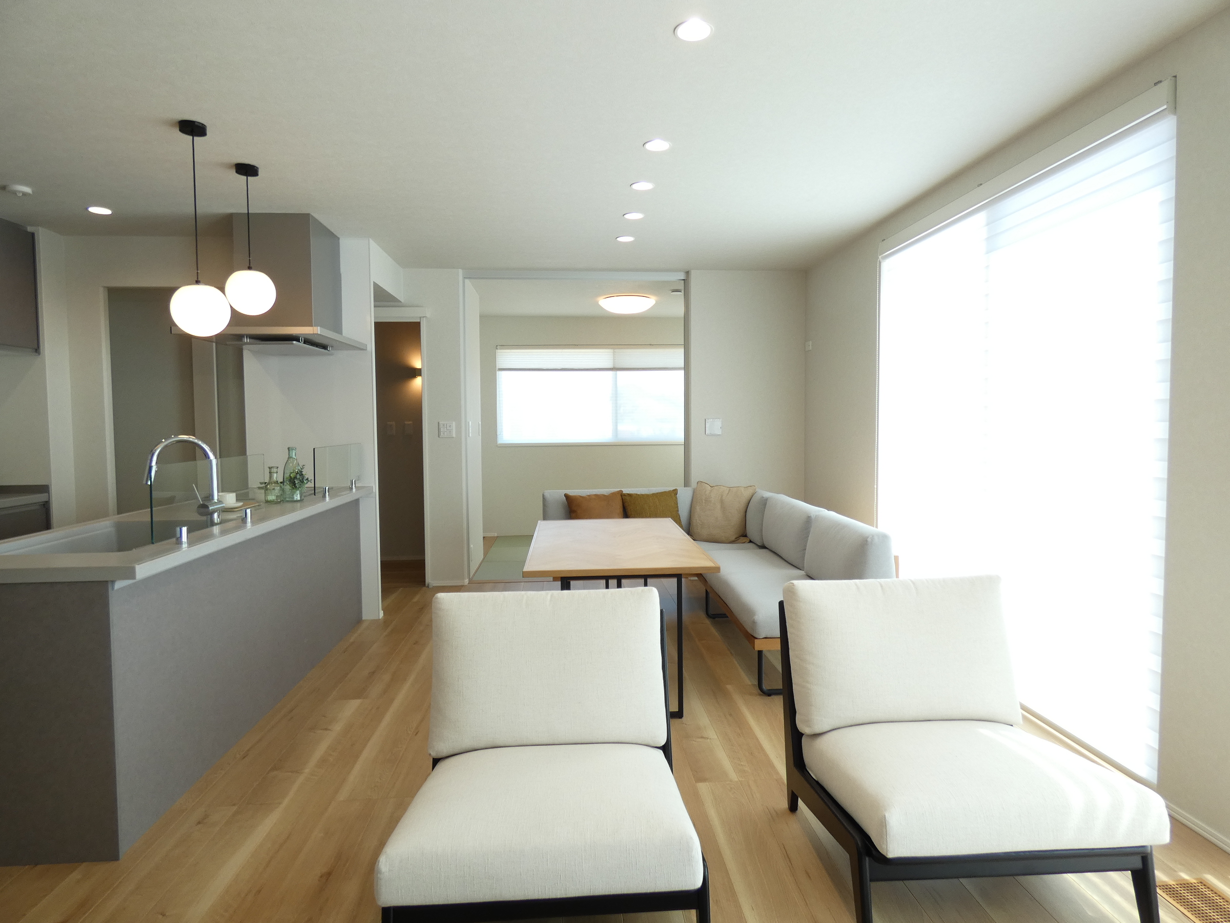 陽光がたっぷり差し込む明るいLDKです（2026.4撮影）