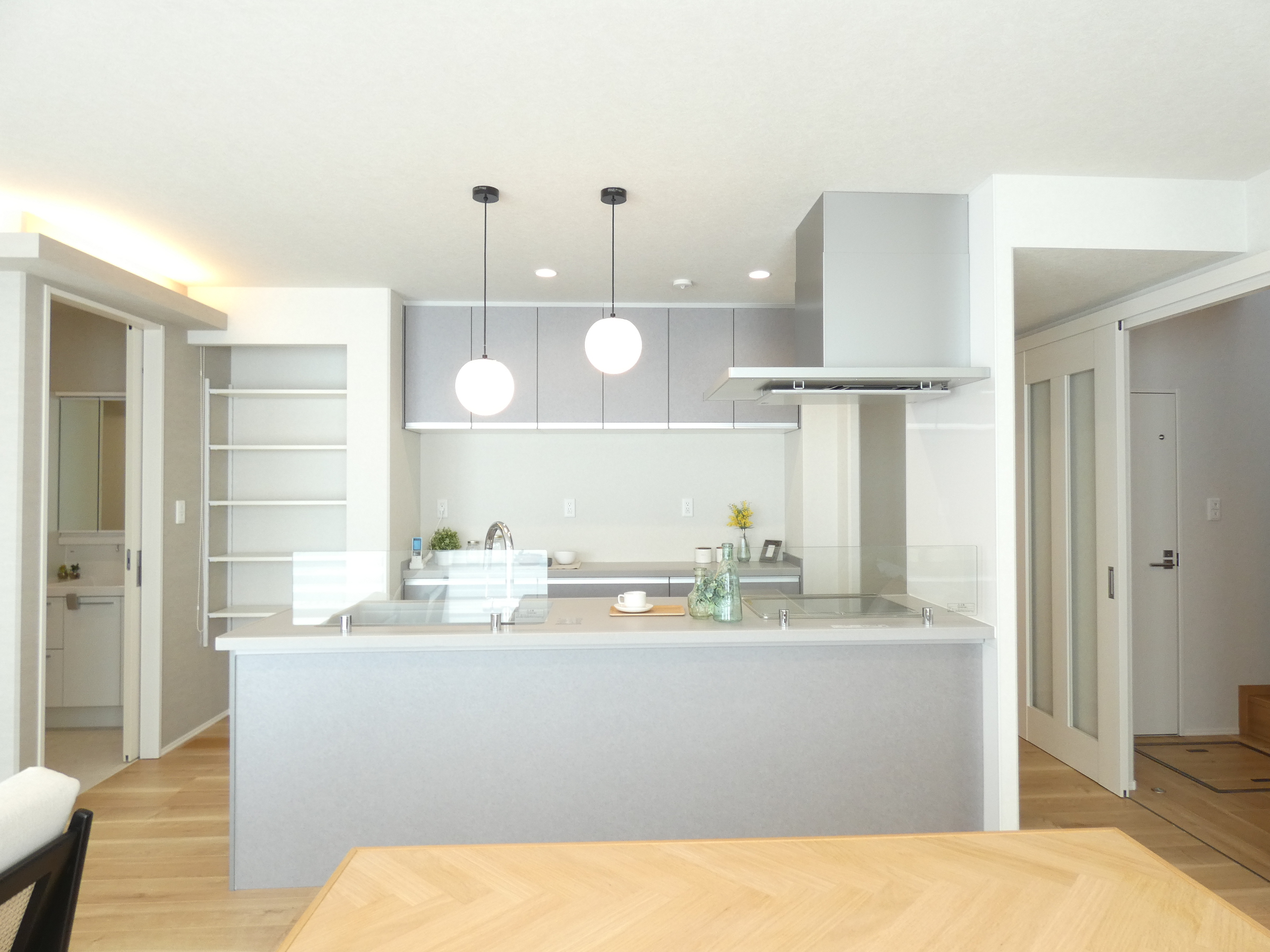 リビングを見渡せるアイランドキッチン。（2026.4撮影）