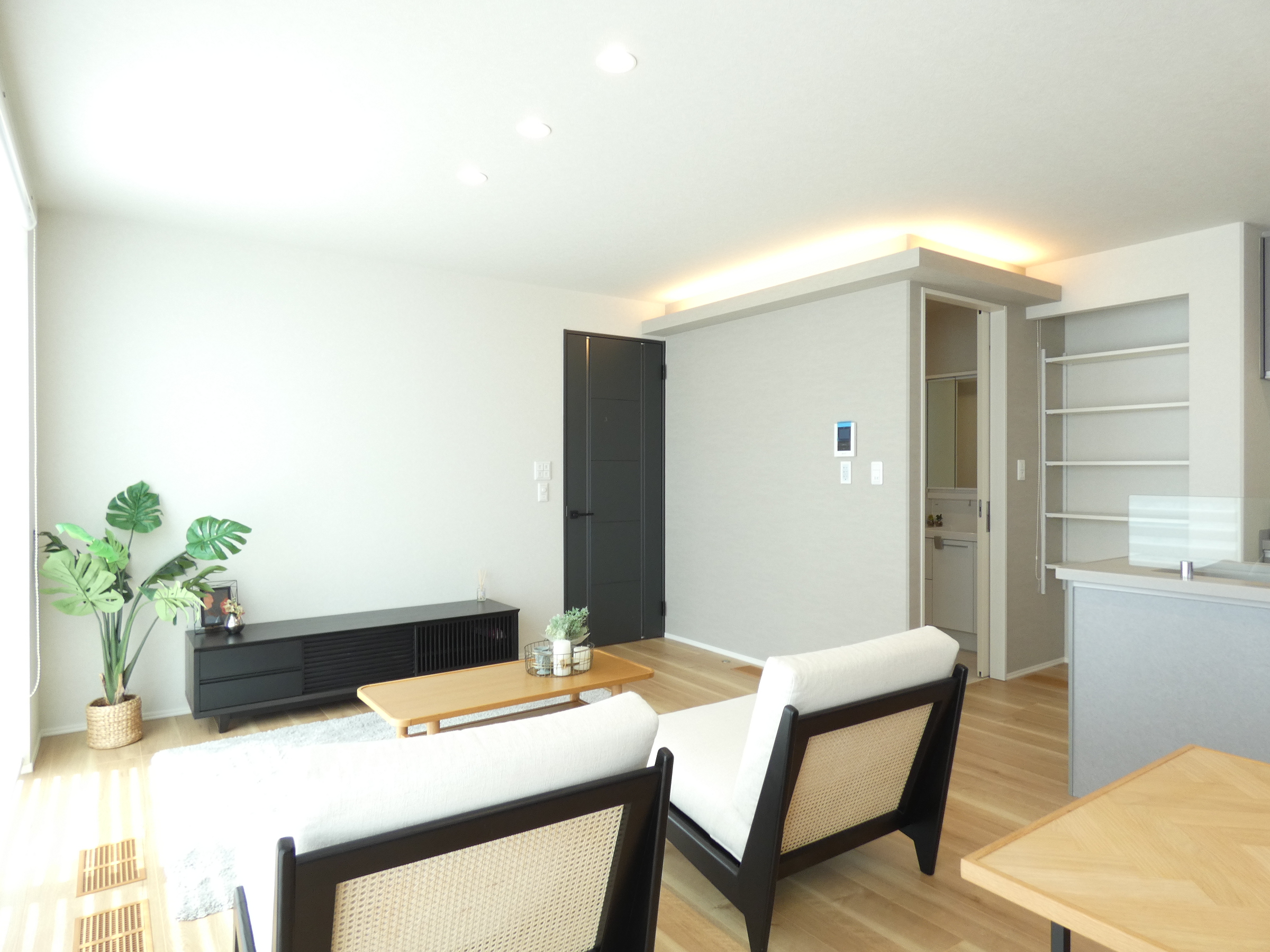 玄関からLDKに続く照明で上質な雰囲気（2026.4撮影）