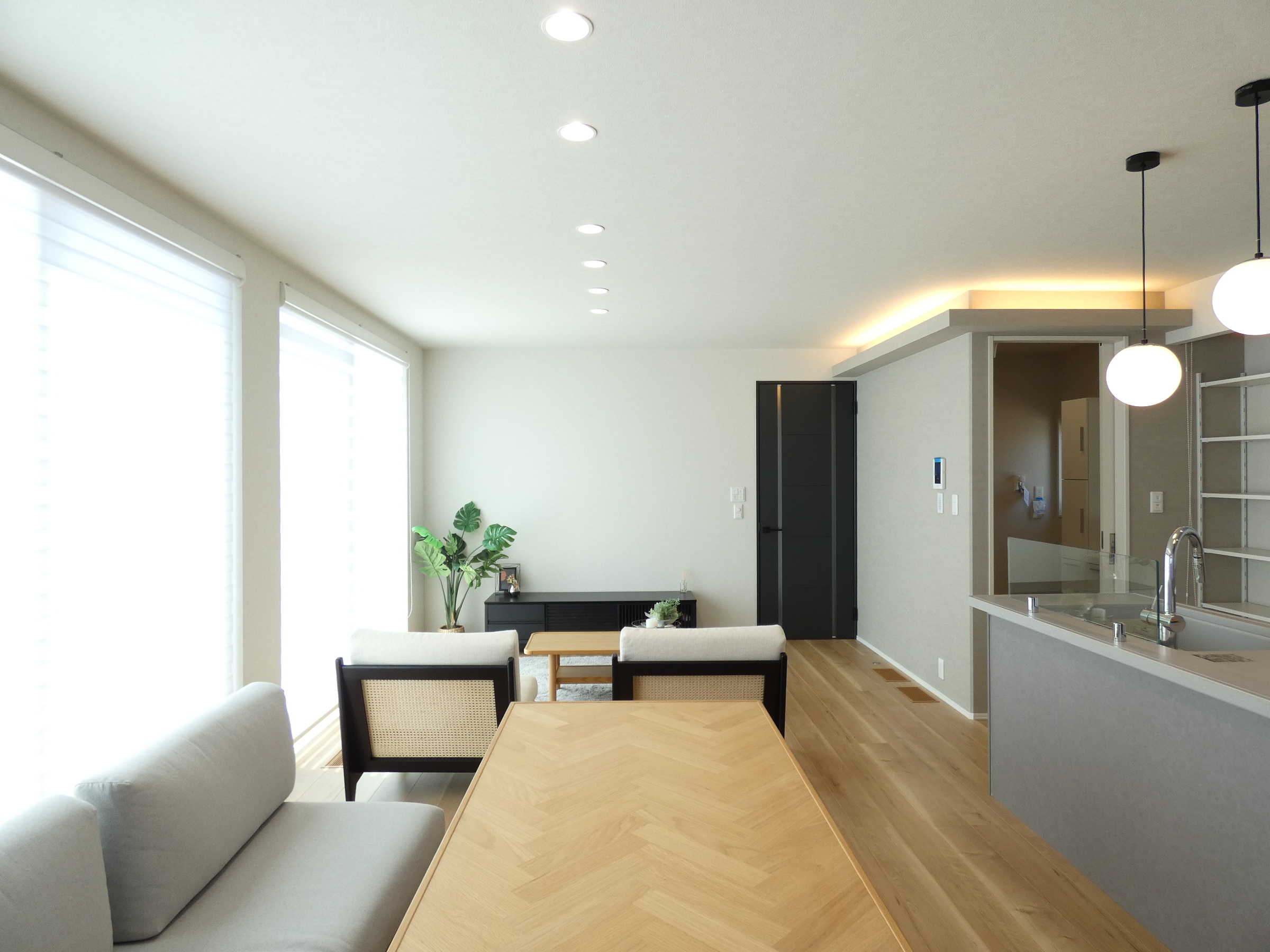 木目調の床と照明が作るやすらぎ空間。（2026.4撮影）