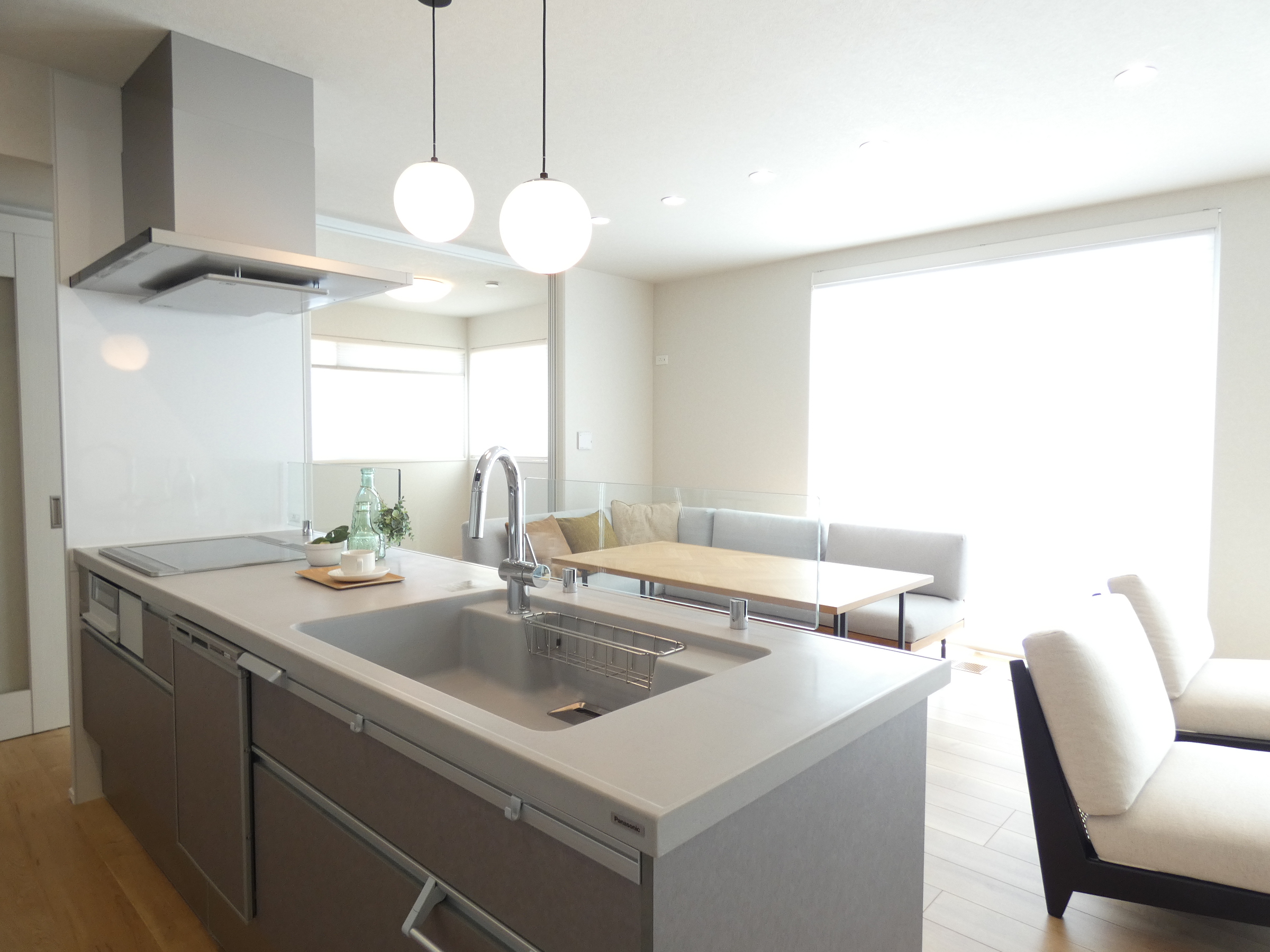 お家時間に安心を。お庭を感じるキッチン（2026.4撮影）