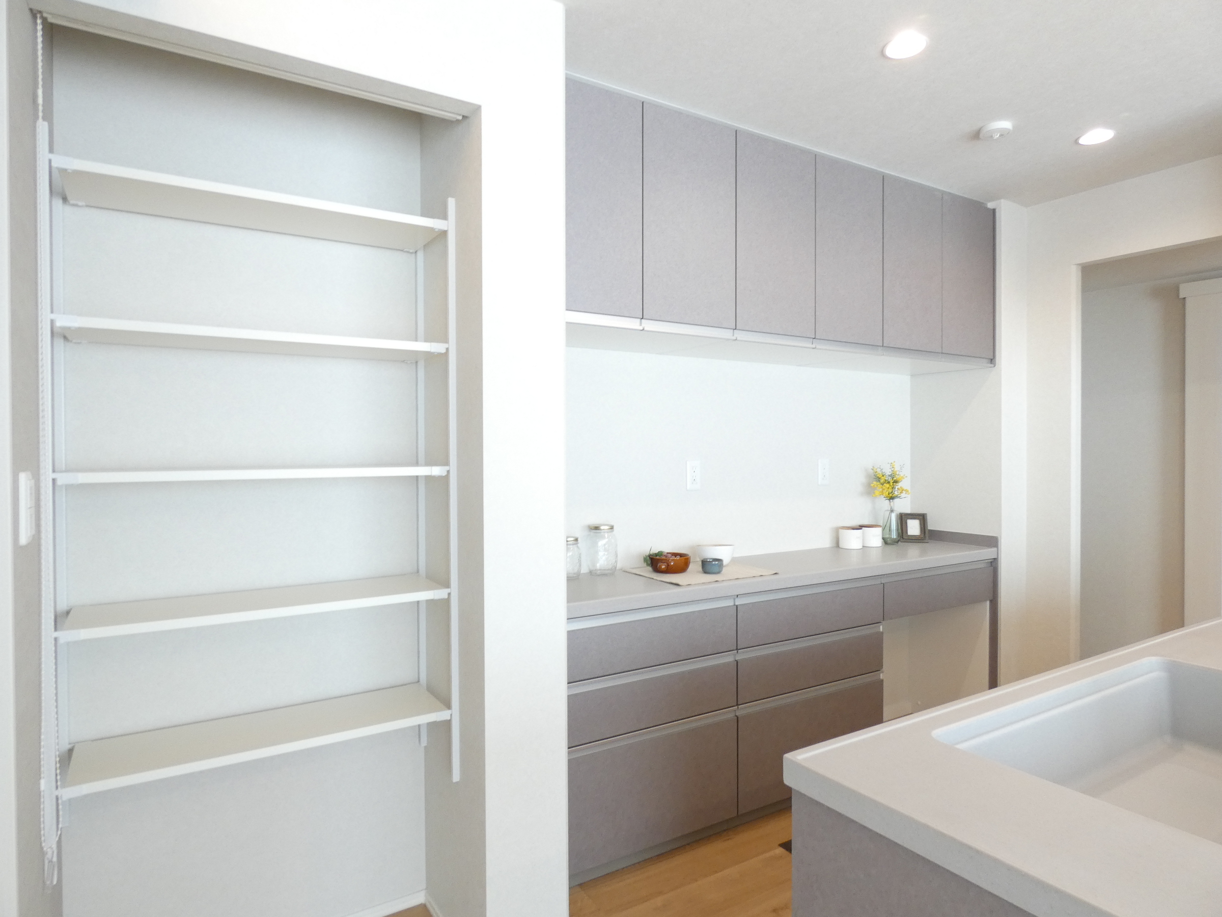 ロールカーテン付き収納で隠せる収納です（2026.4撮影）