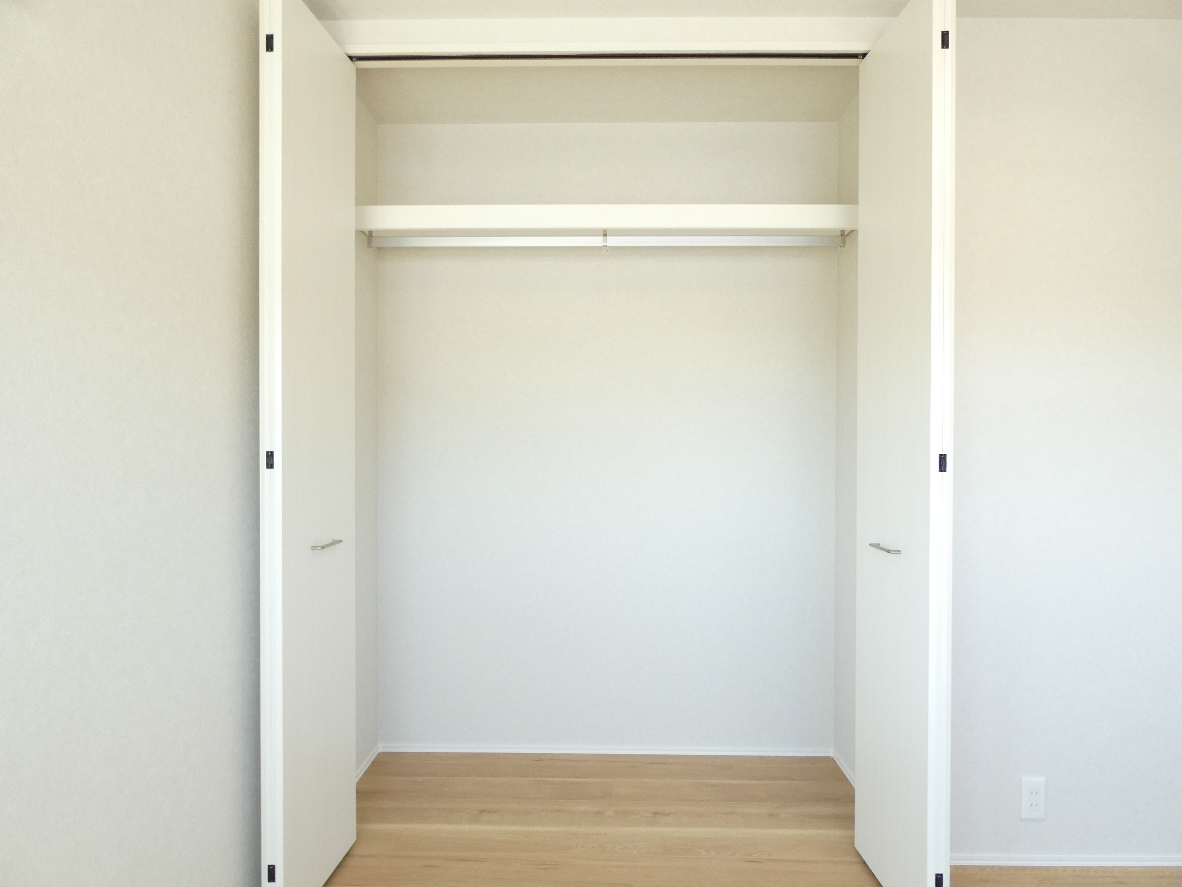 大容量収納で広々空間の洋室です。（2026.4撮影）