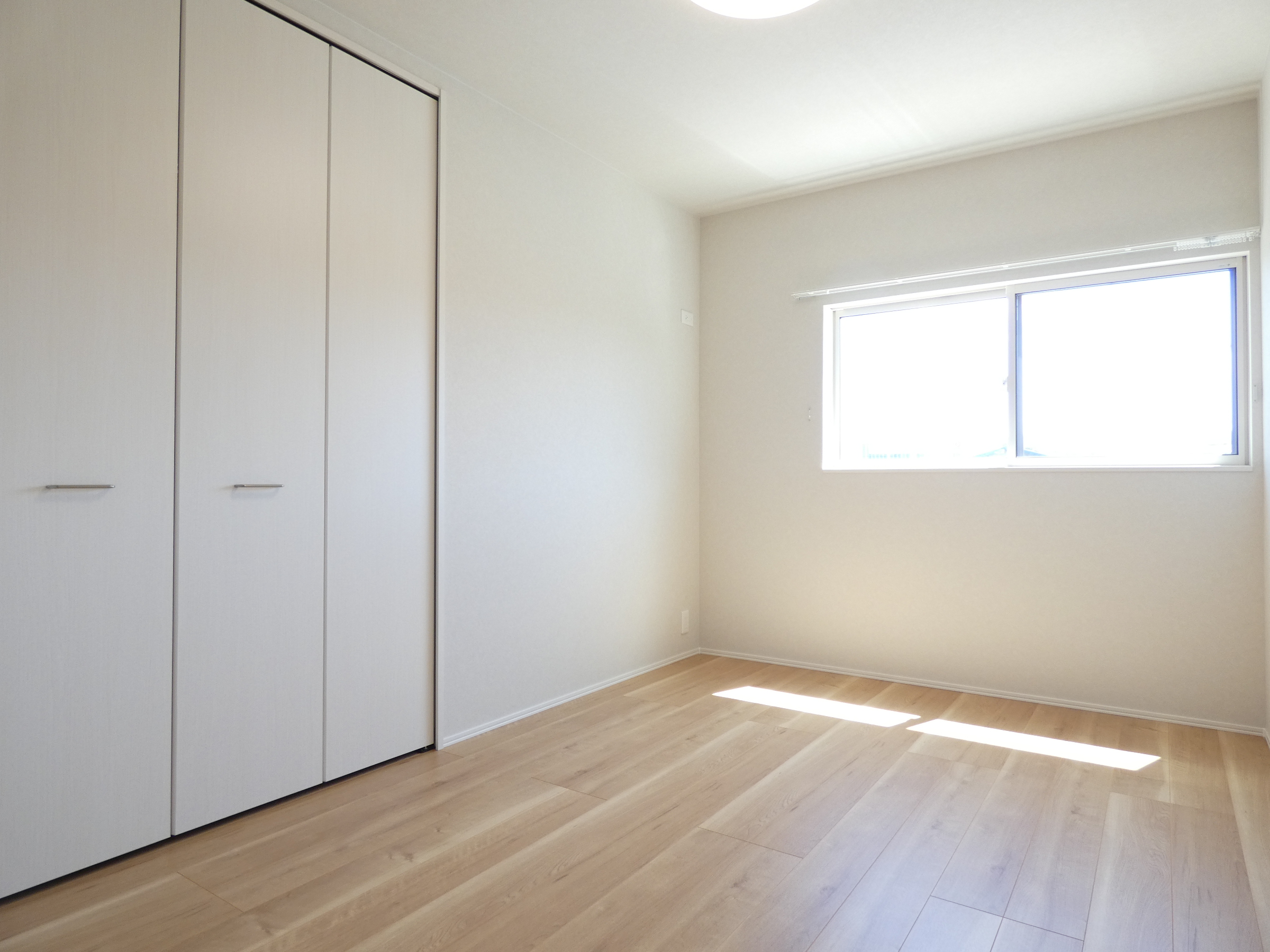 木目床の温かみが魅力的な洋室です。（2026.4撮影）